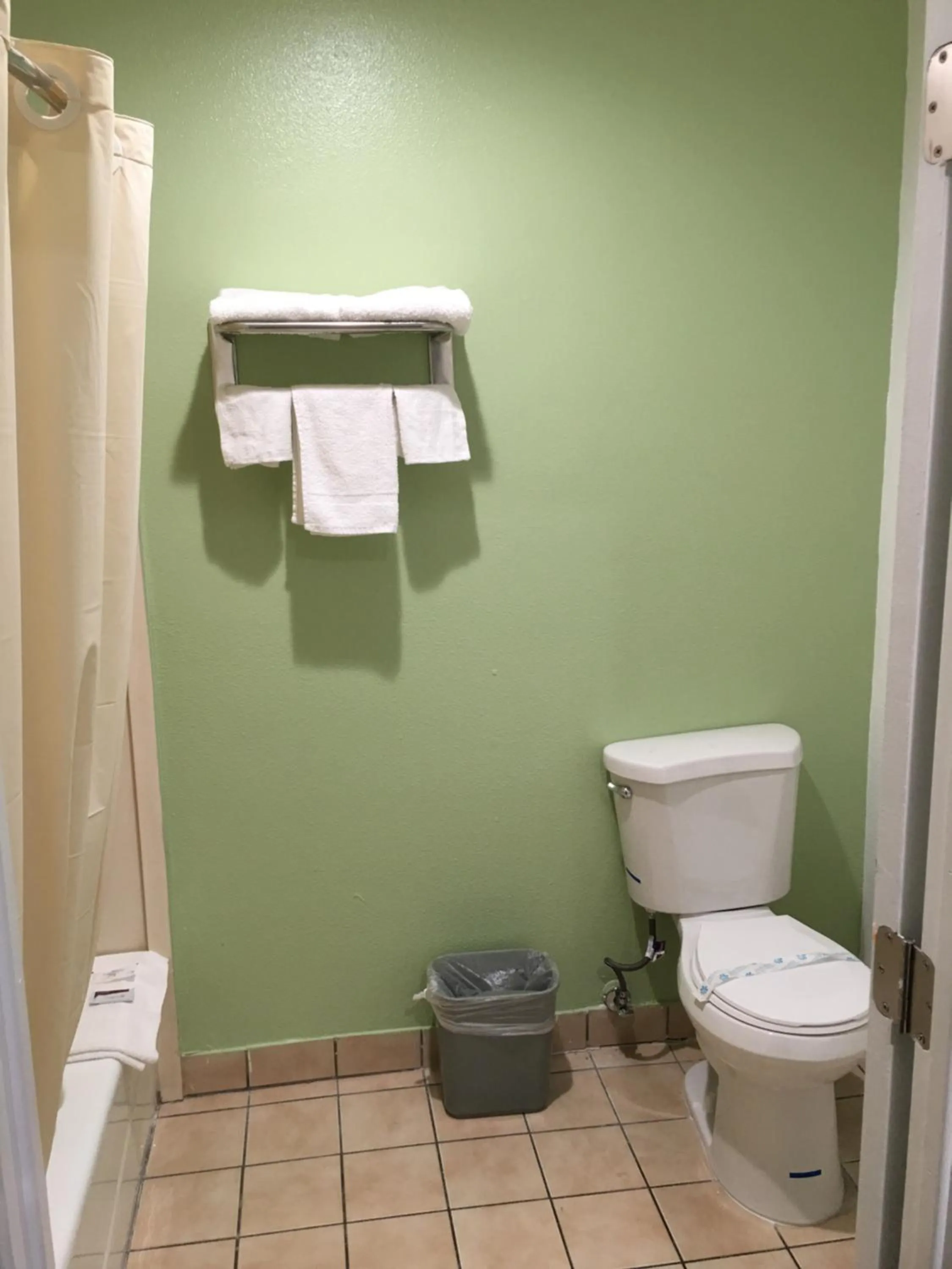 Shower in American Inn & Suites LAX Airport