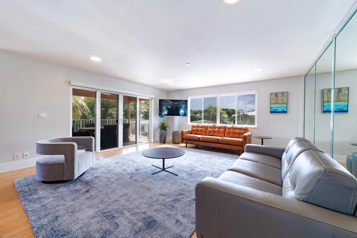 TV and multimedia in The Desoto - Oceanview Inn