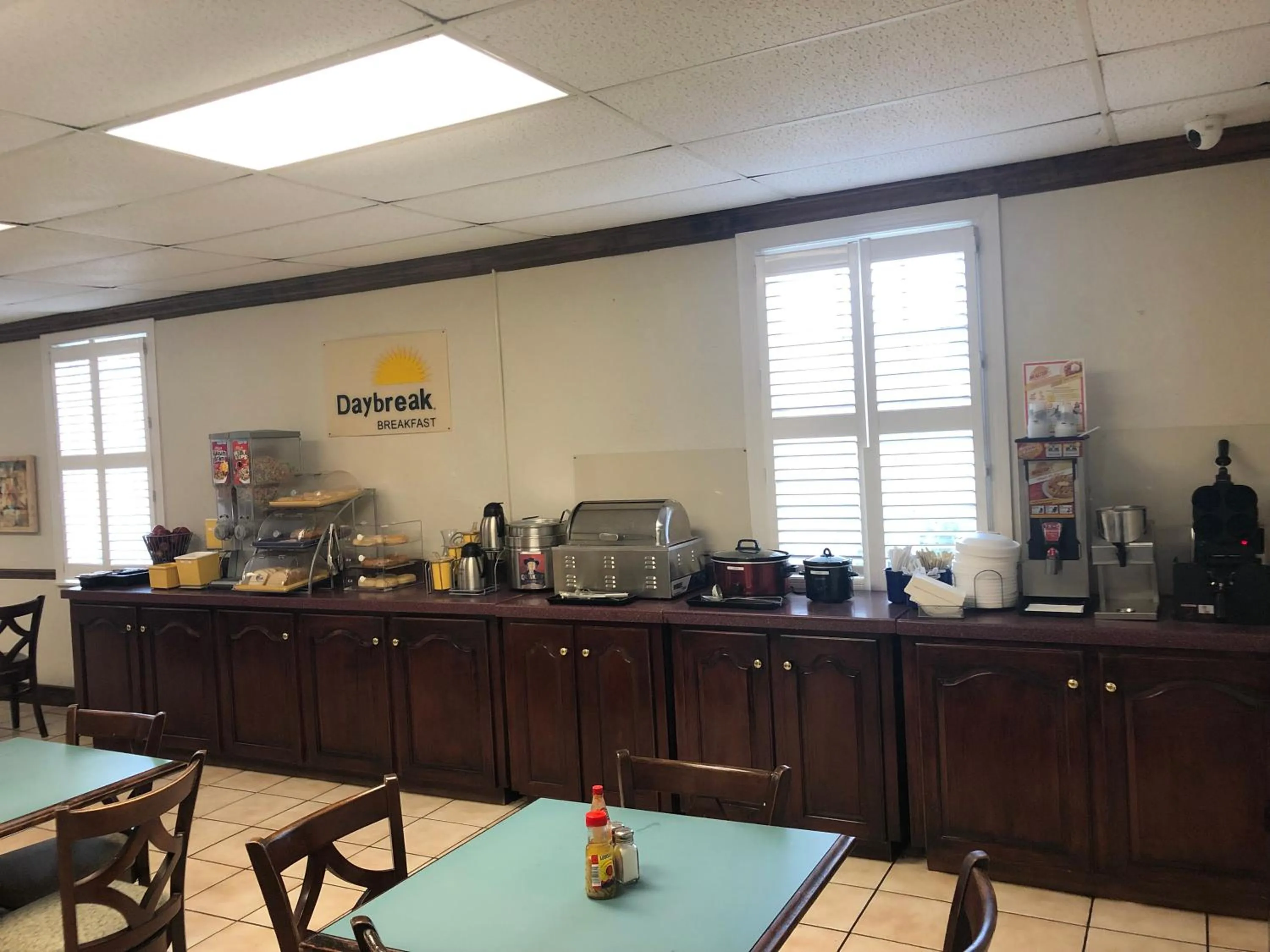Coffee/tea facilities in Days Inn by Wyndham Natchez