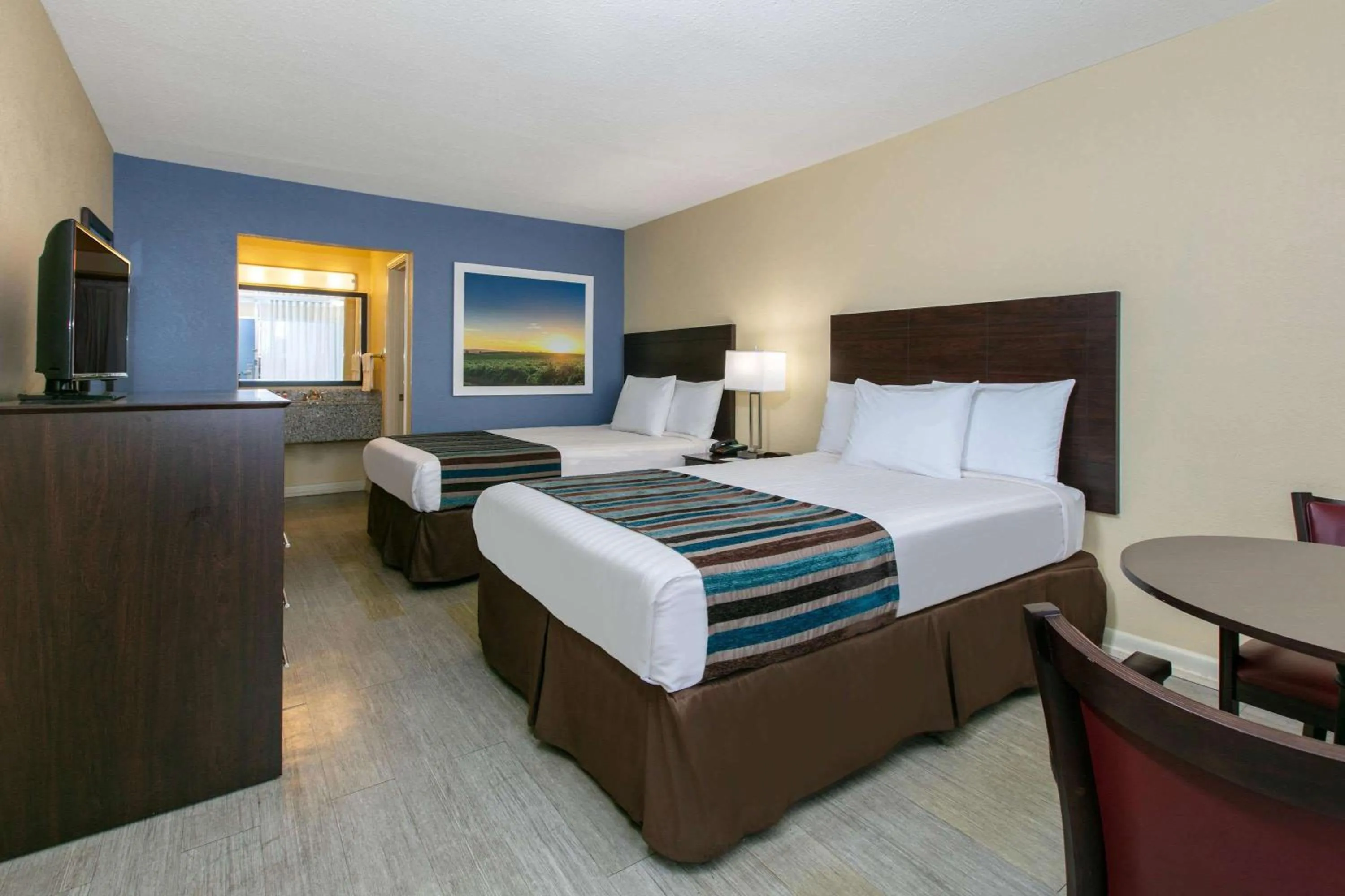 Photo of the whole room, Bed in Days Inn by Wyndham Natchez