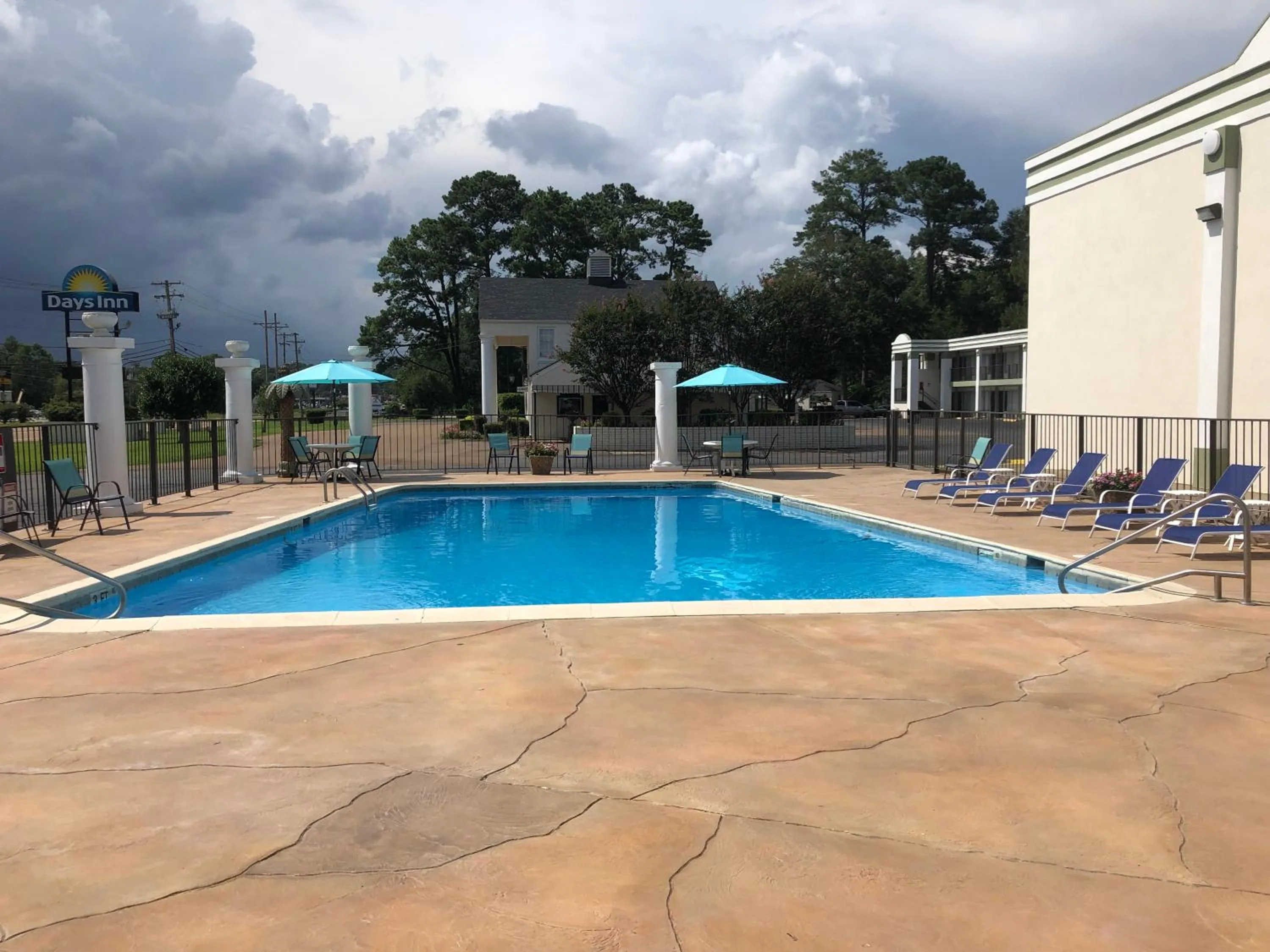 Swimming pool in Days Inn by Wyndham Natchez