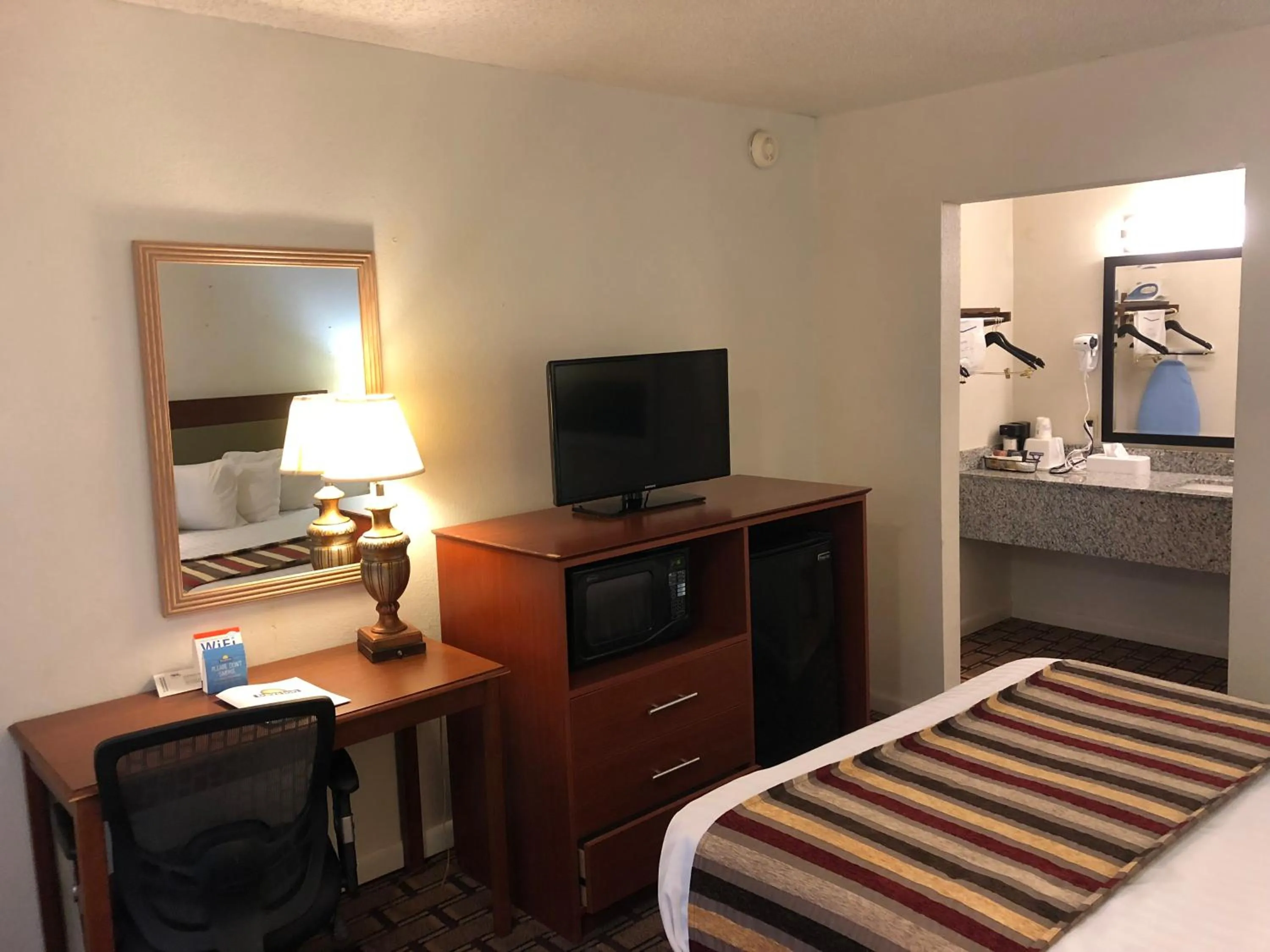Bed in Days Inn by Wyndham Natchez