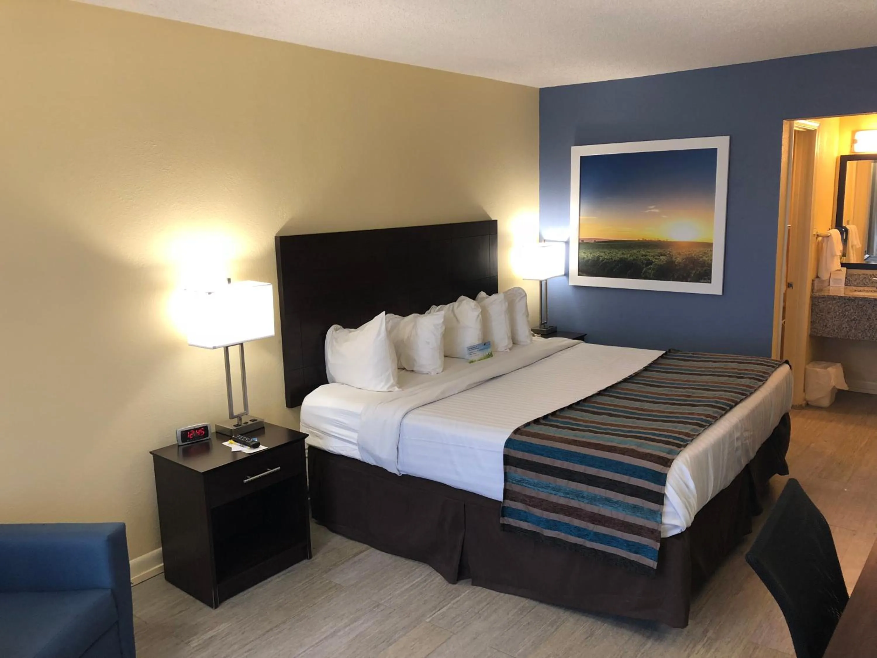 Bedroom, Bed in Days Inn by Wyndham Natchez