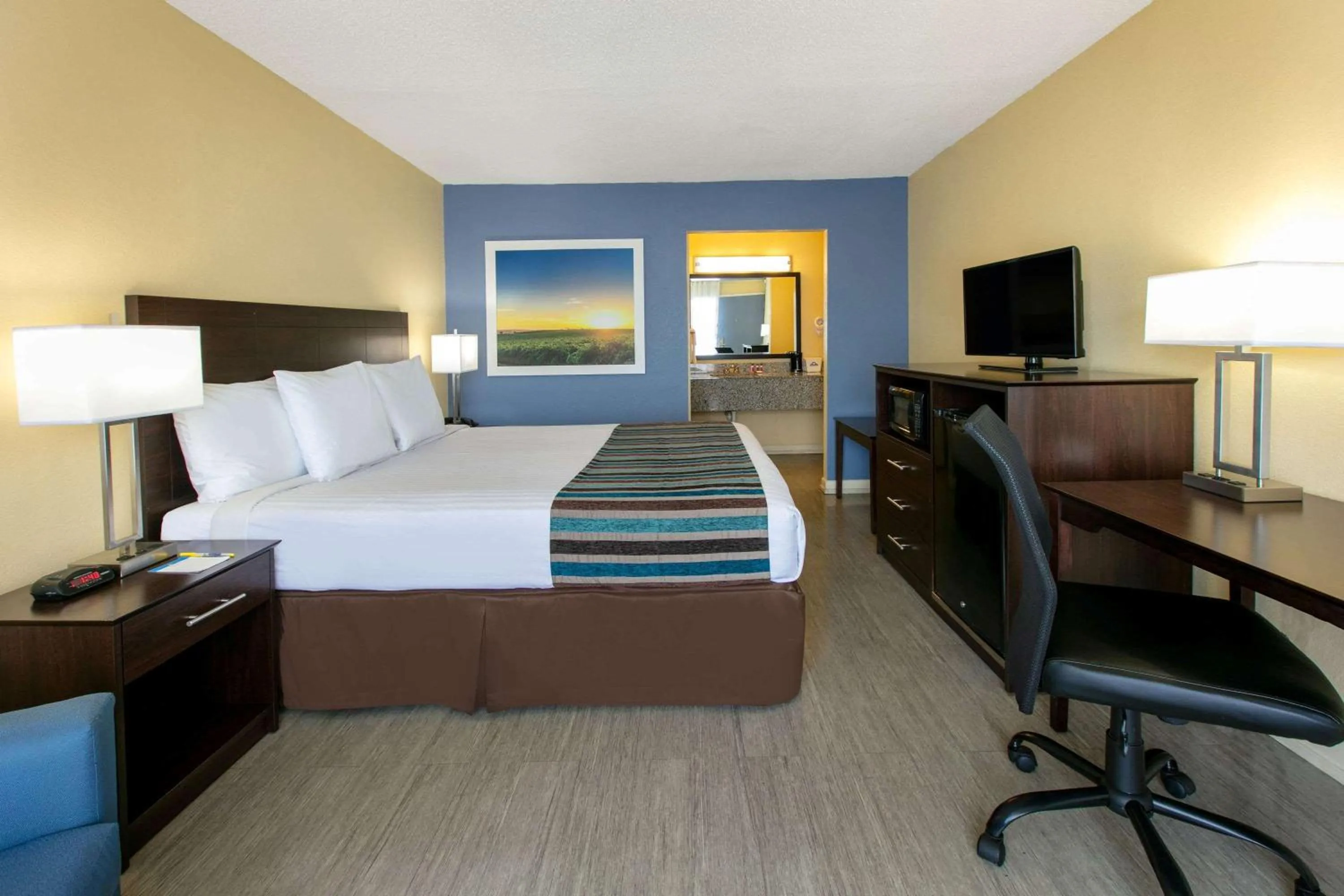 Photo of the whole room, Bed in Days Inn by Wyndham Natchez