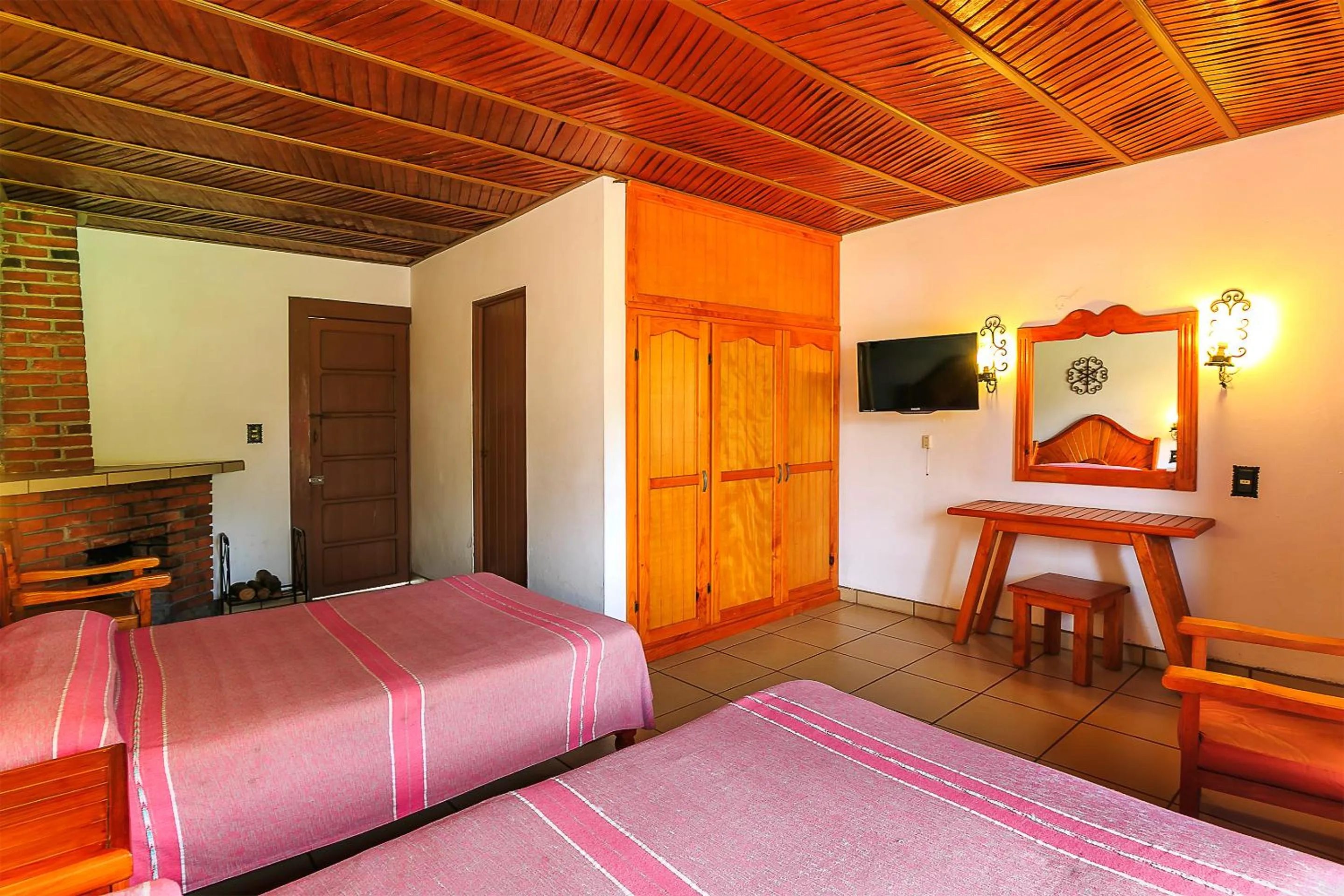 wardrobe, Bed in Hotel Pie de la Sierra