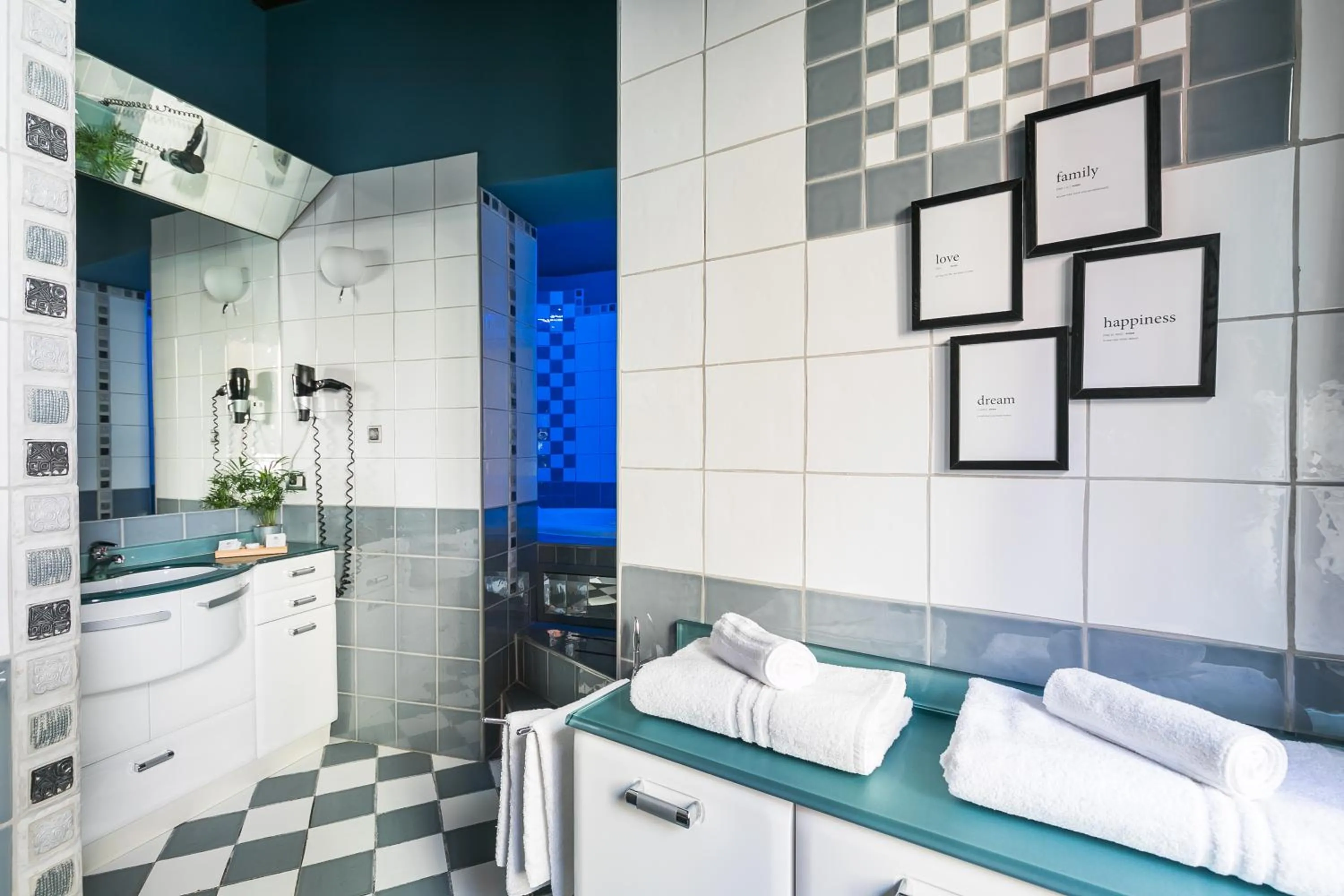 Bathroom, Bed in Delle Grotte Apartment