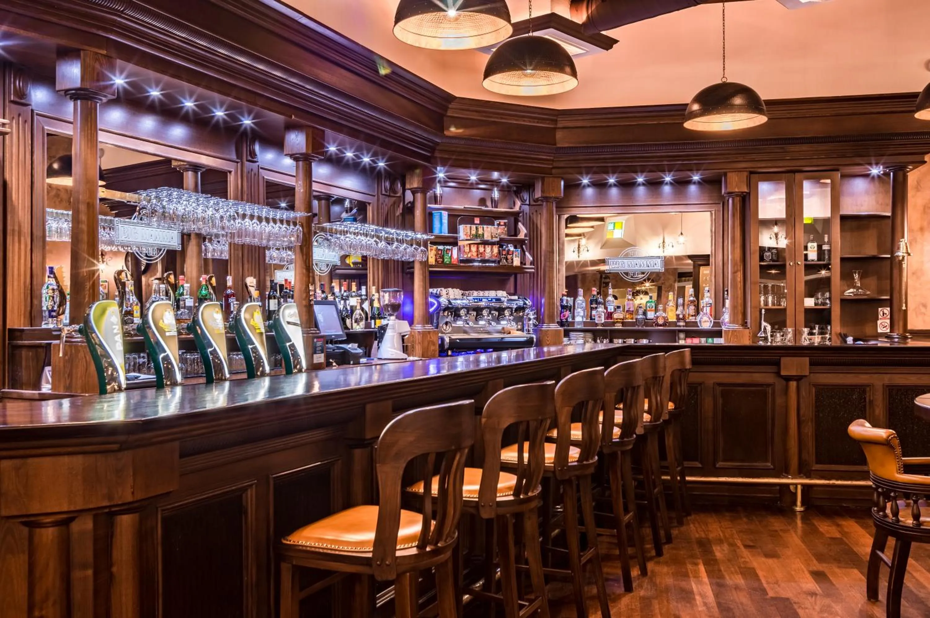 Restaurant/places to eat in Hotel Diplomat