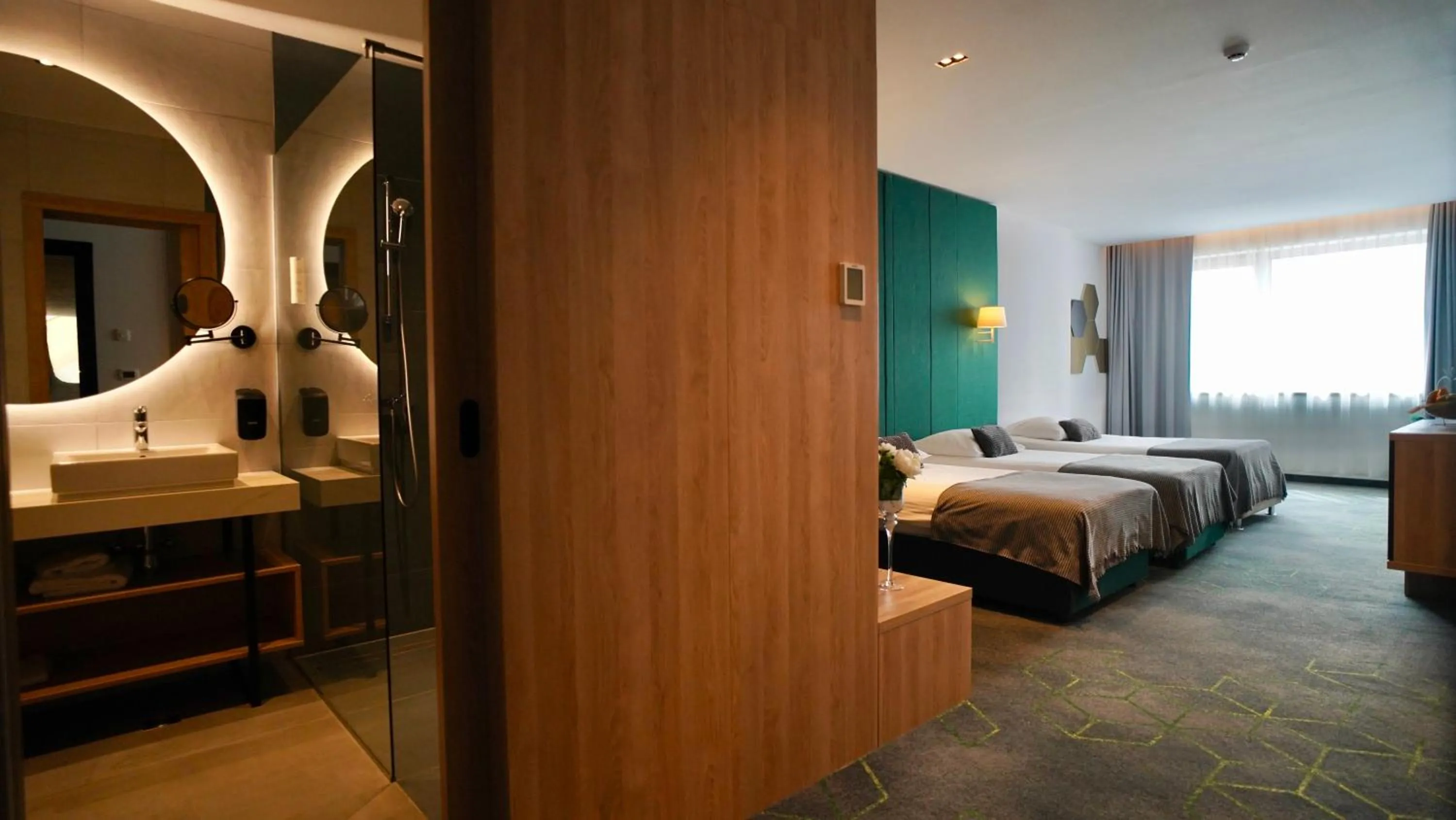 Bathroom, Bed in Hotel Diplomat