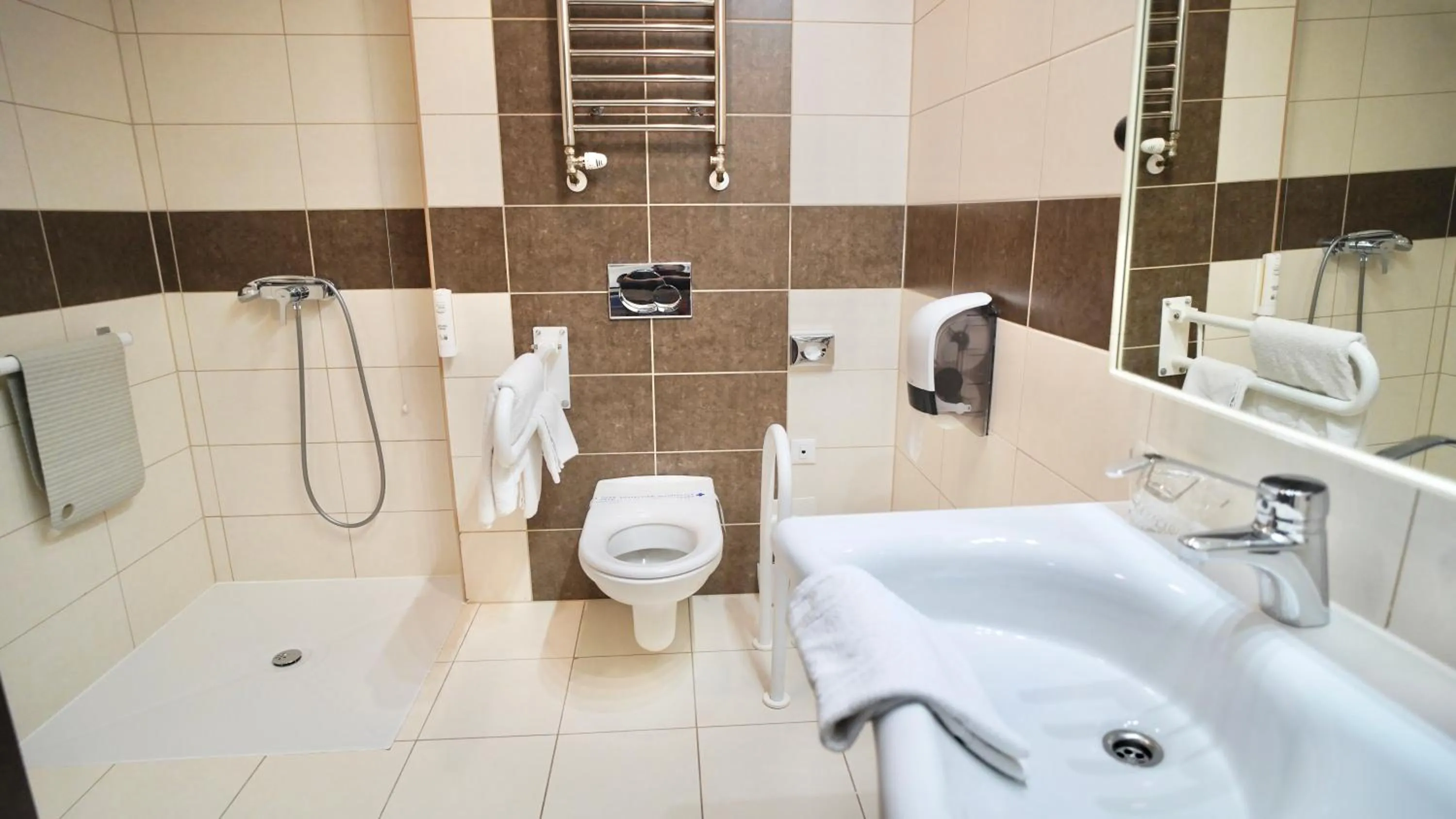 Shower in Hotel Diplomat