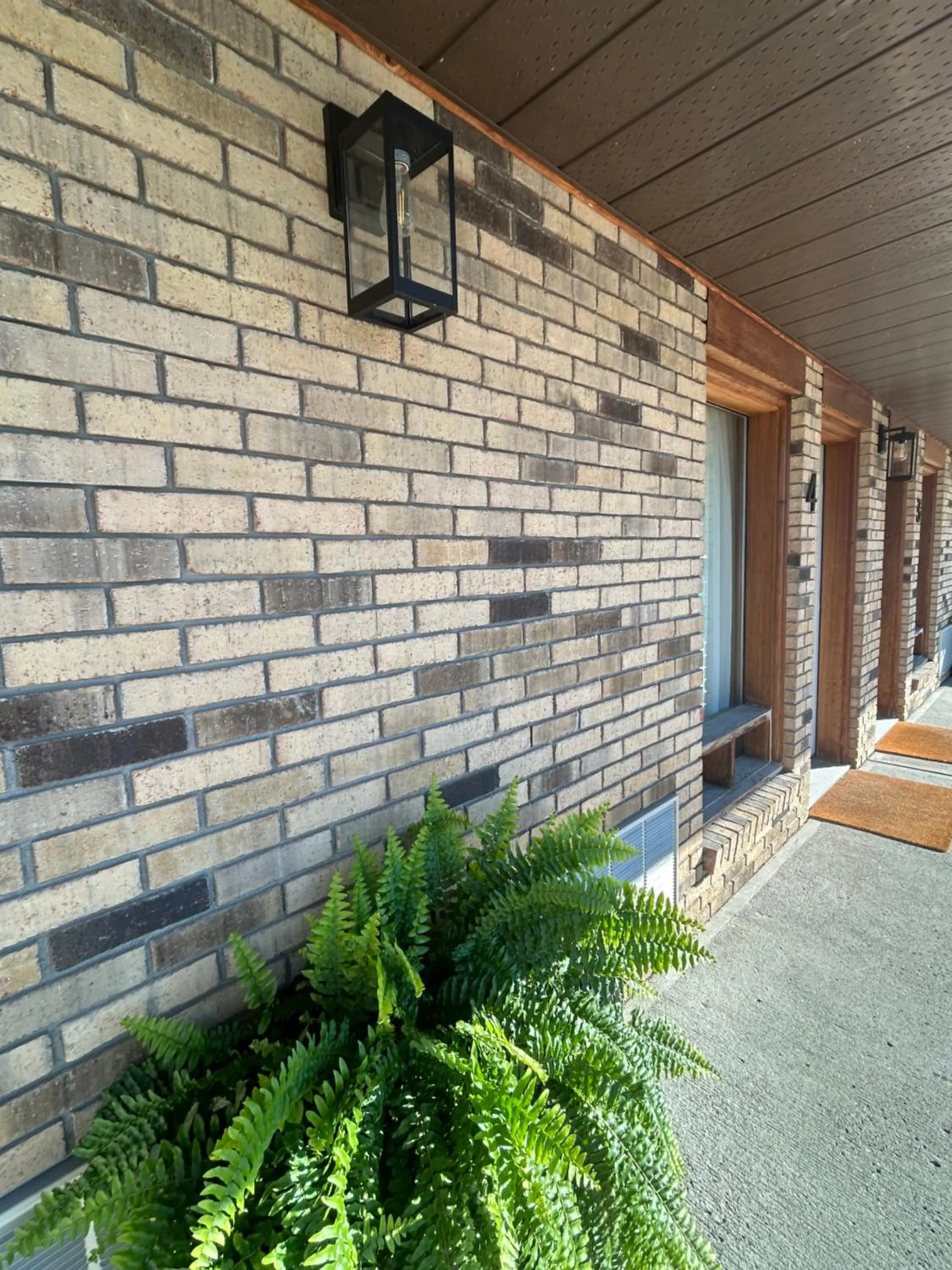 Property building in Rideau Heights Inn