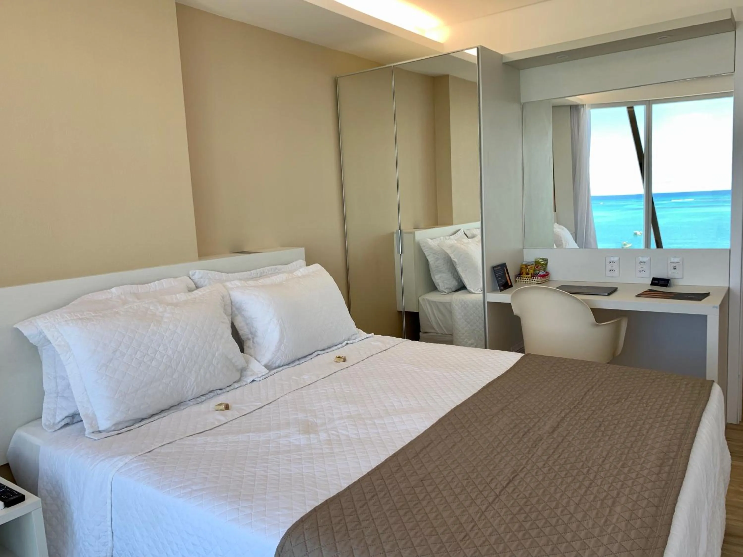 Bedroom, Bed in Hotel Brisa Suítes Pajuçara