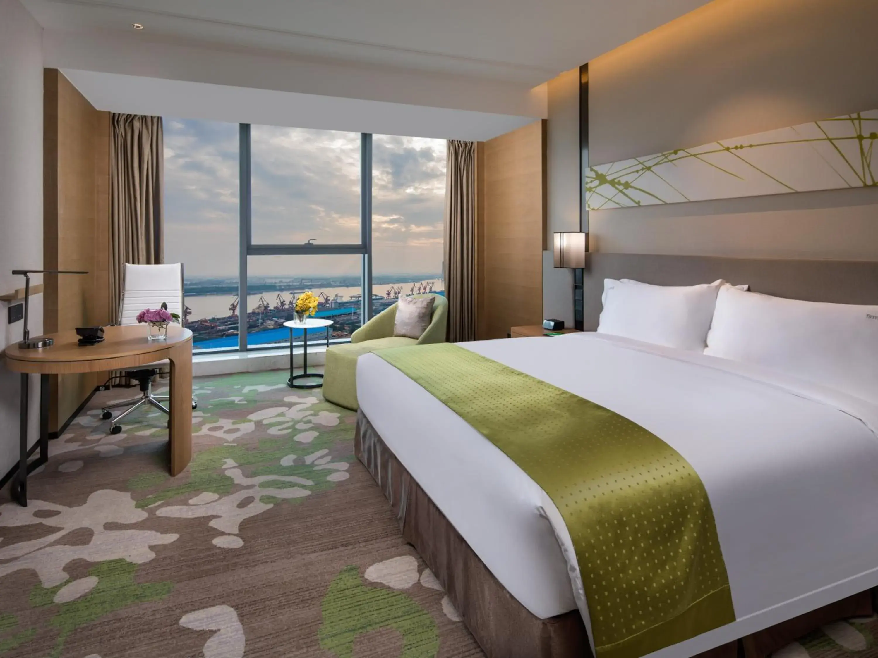 Standard King Room in Holiday Inn Nanjing Harbour by IHG Standard King Room in Holiday Inn Nanjing Harbour by IHG