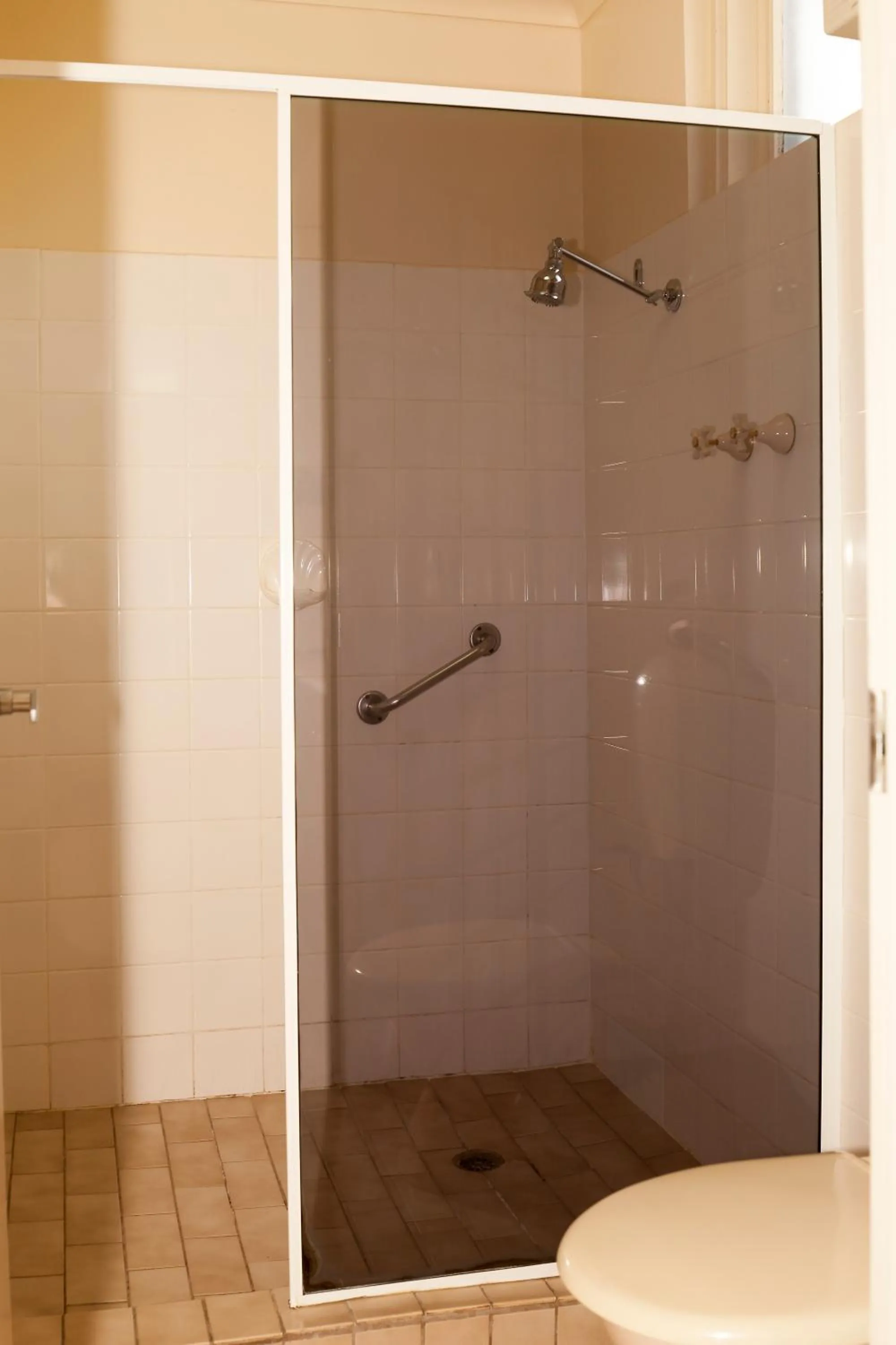 Bathroom in Echuca Nirebo Motel
