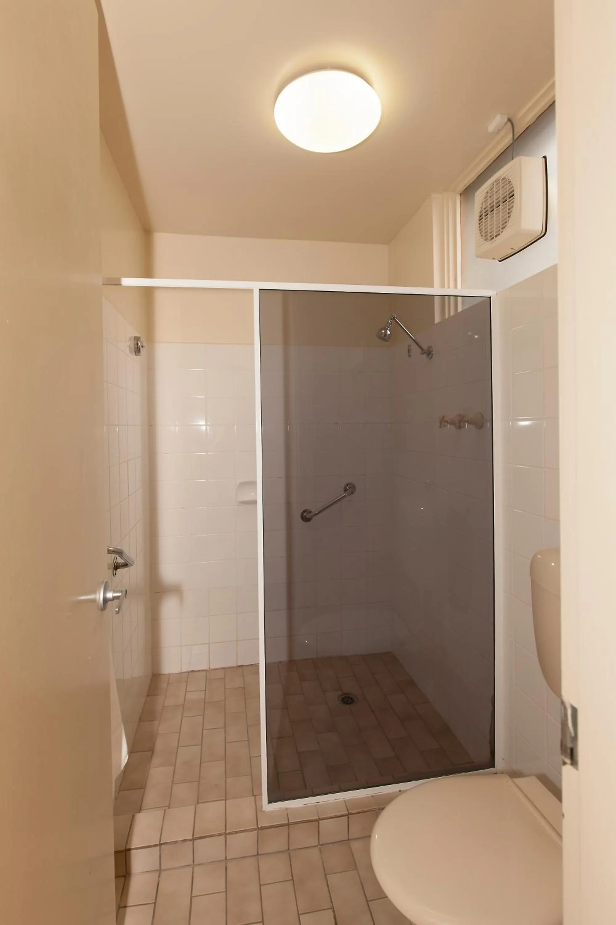 Bathroom in Echuca Nirebo Motel