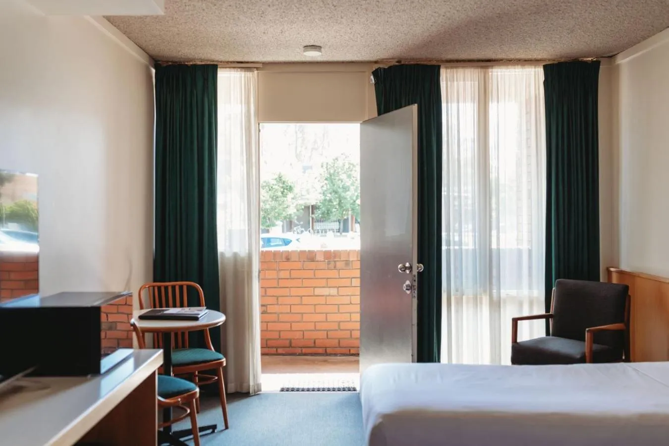 Seating area, Bed in Echuca Nirebo Motel