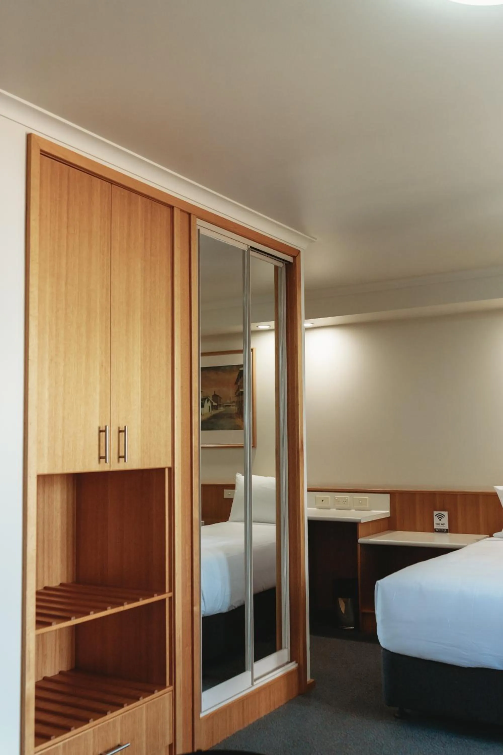 wardrobe, Bed in Echuca Nirebo Motel