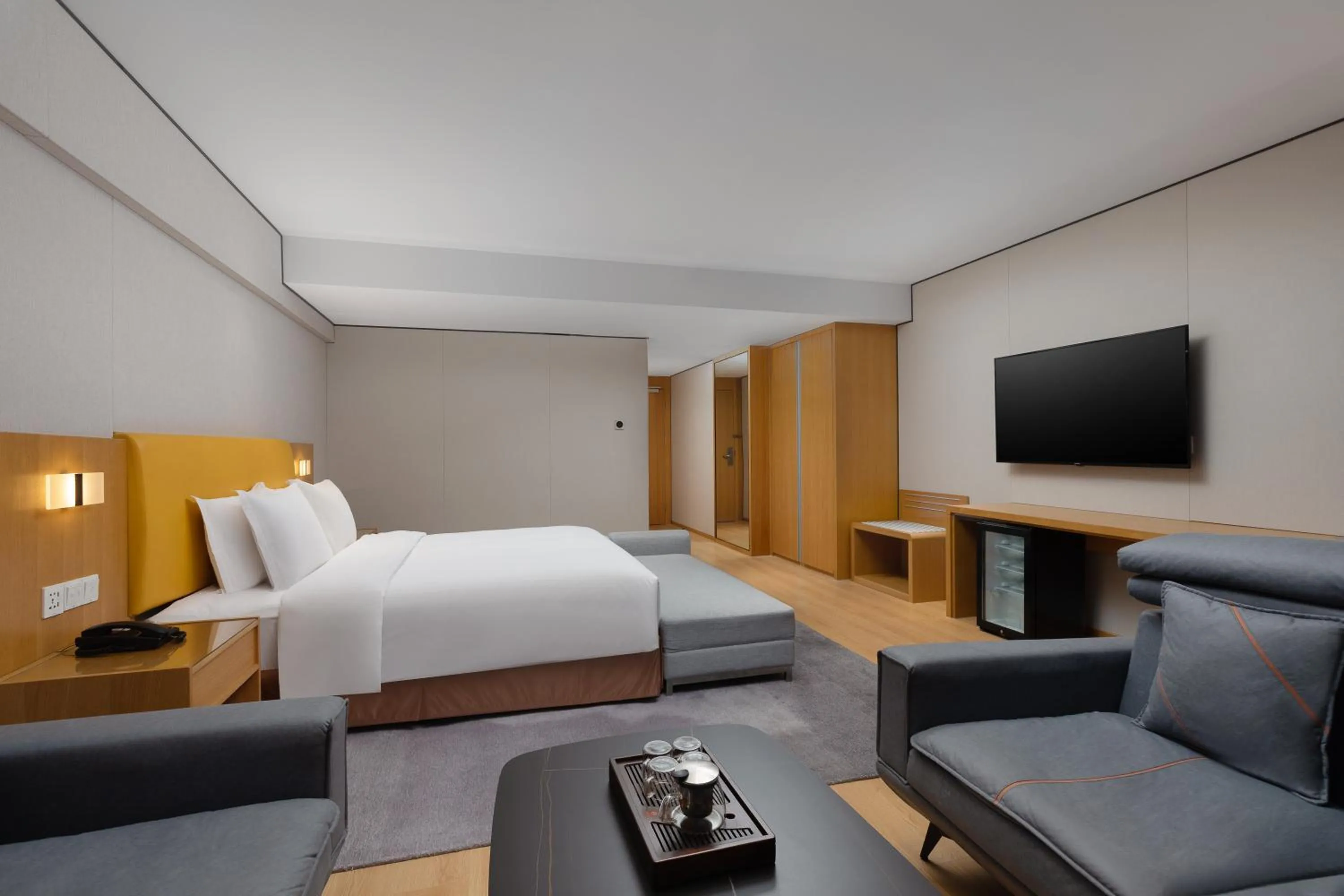 Communal lounge/ TV room, Bed in Holiday Inn Express Xi'an Qujiang South by IHG