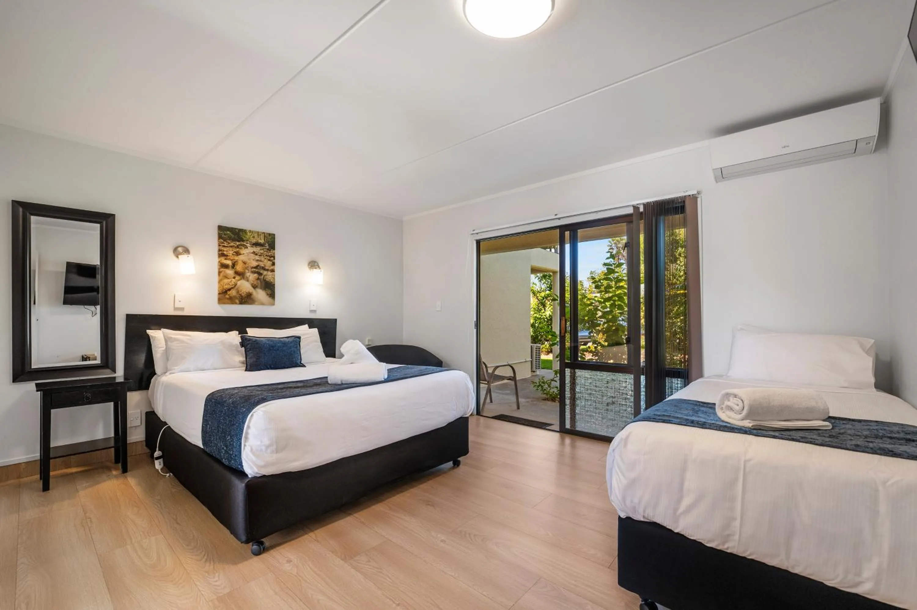 Bed in Summit Motor Lodge