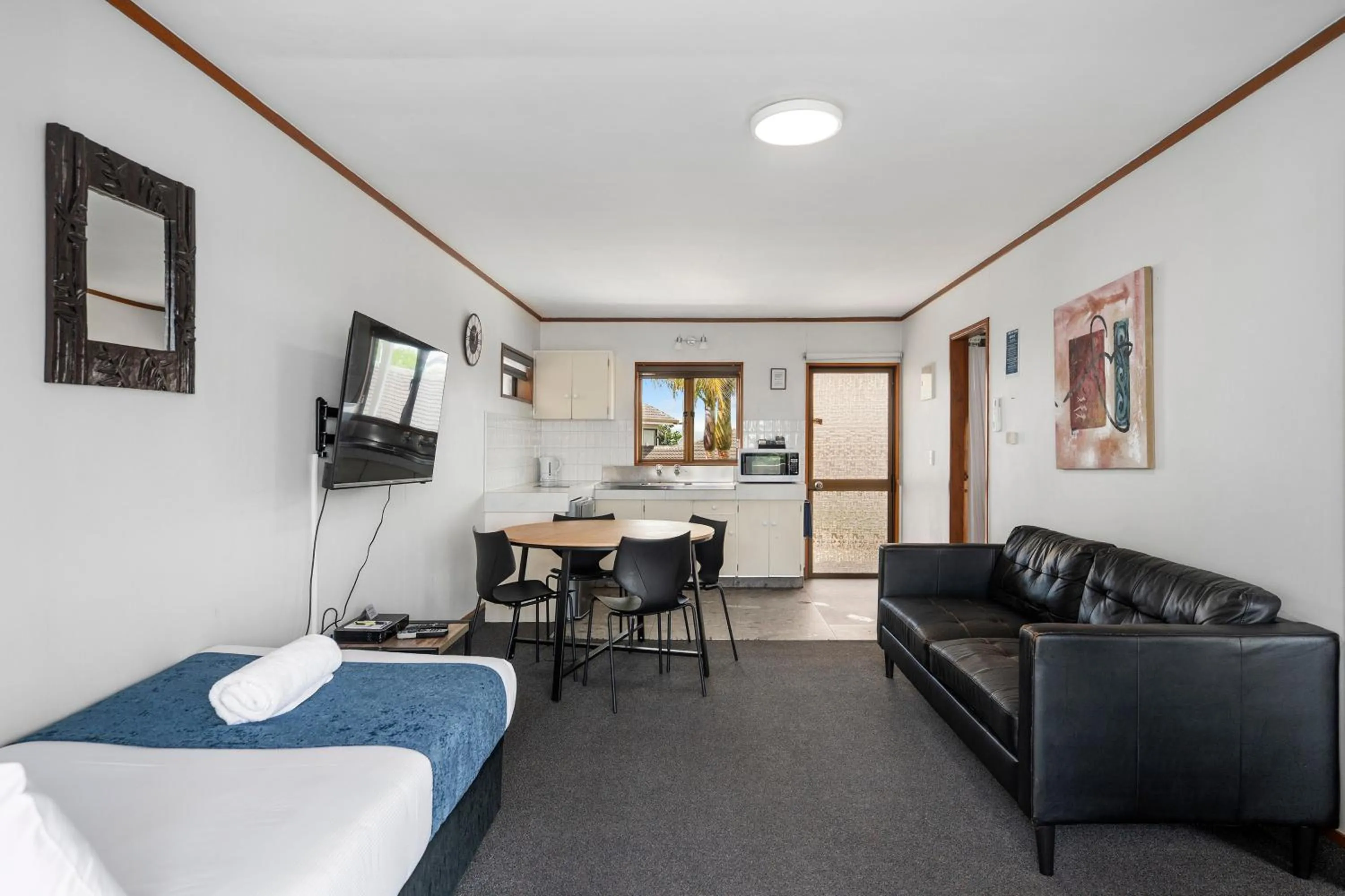 Bed in Summit Motor Lodge