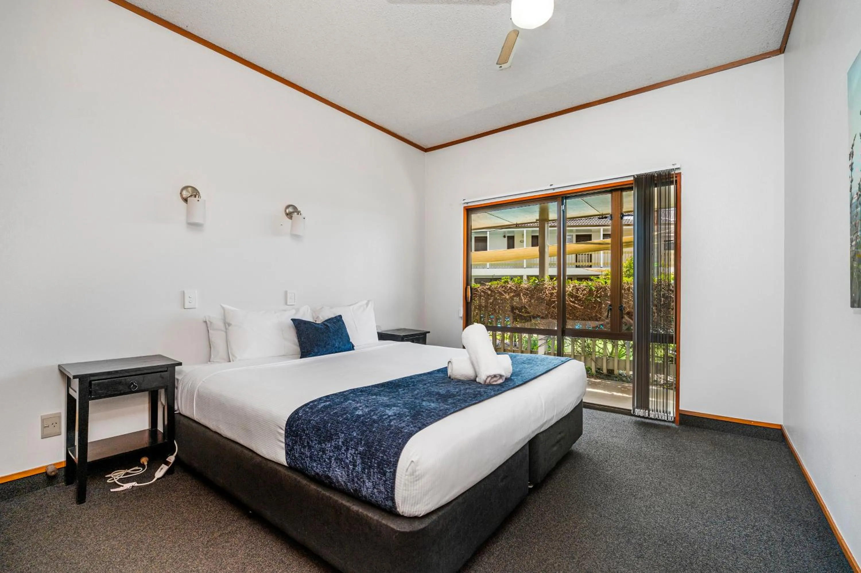 Bed in Summit Motor Lodge