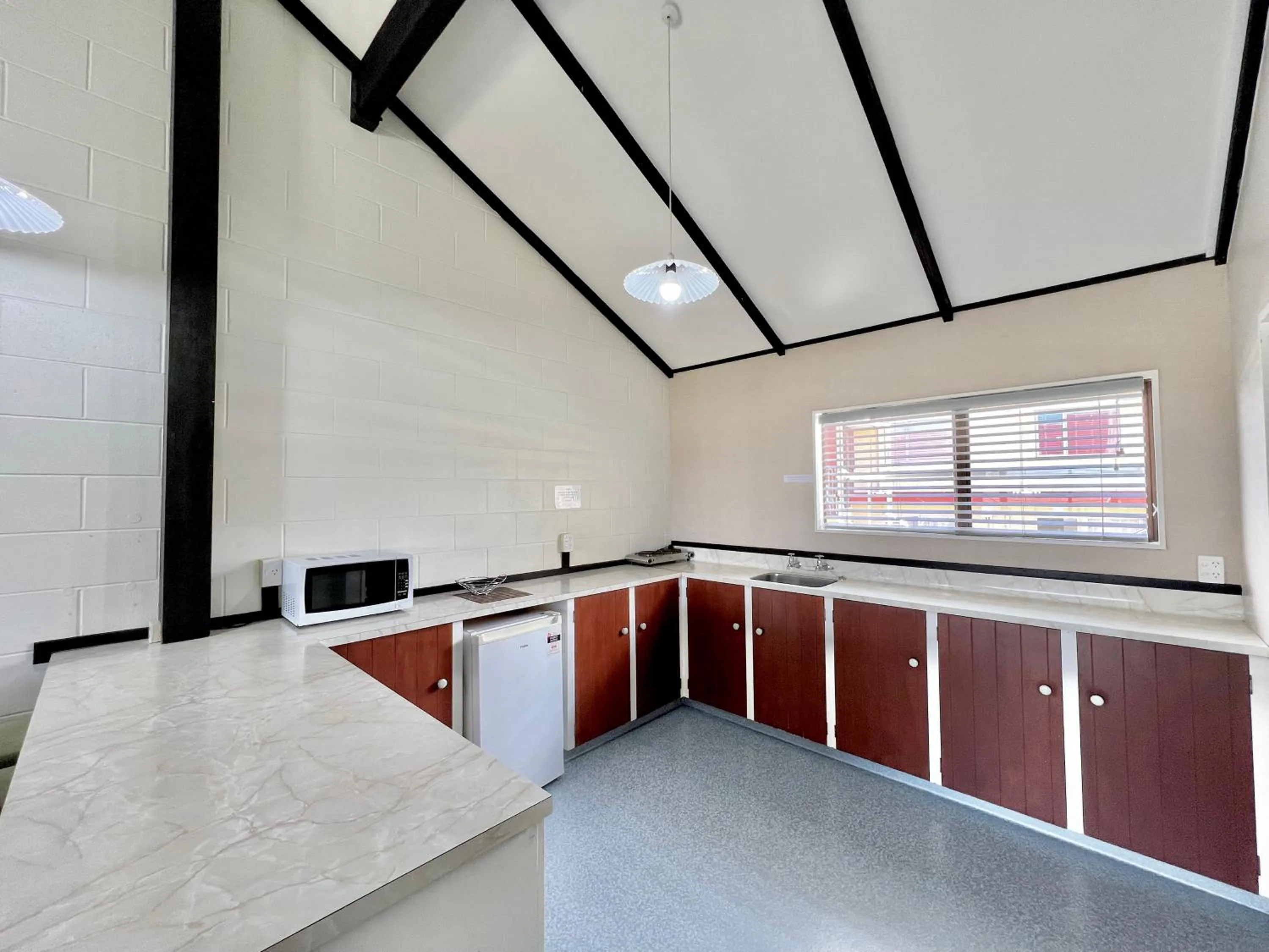 kitchen, Bed in Mountain View Motel