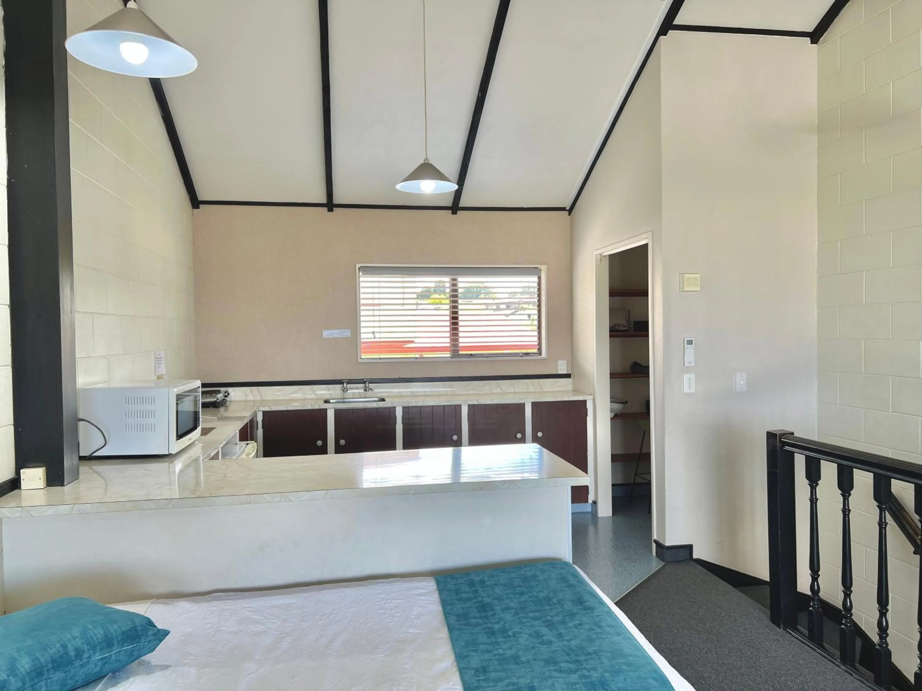 kitchen, Bed in Mountain View Motel