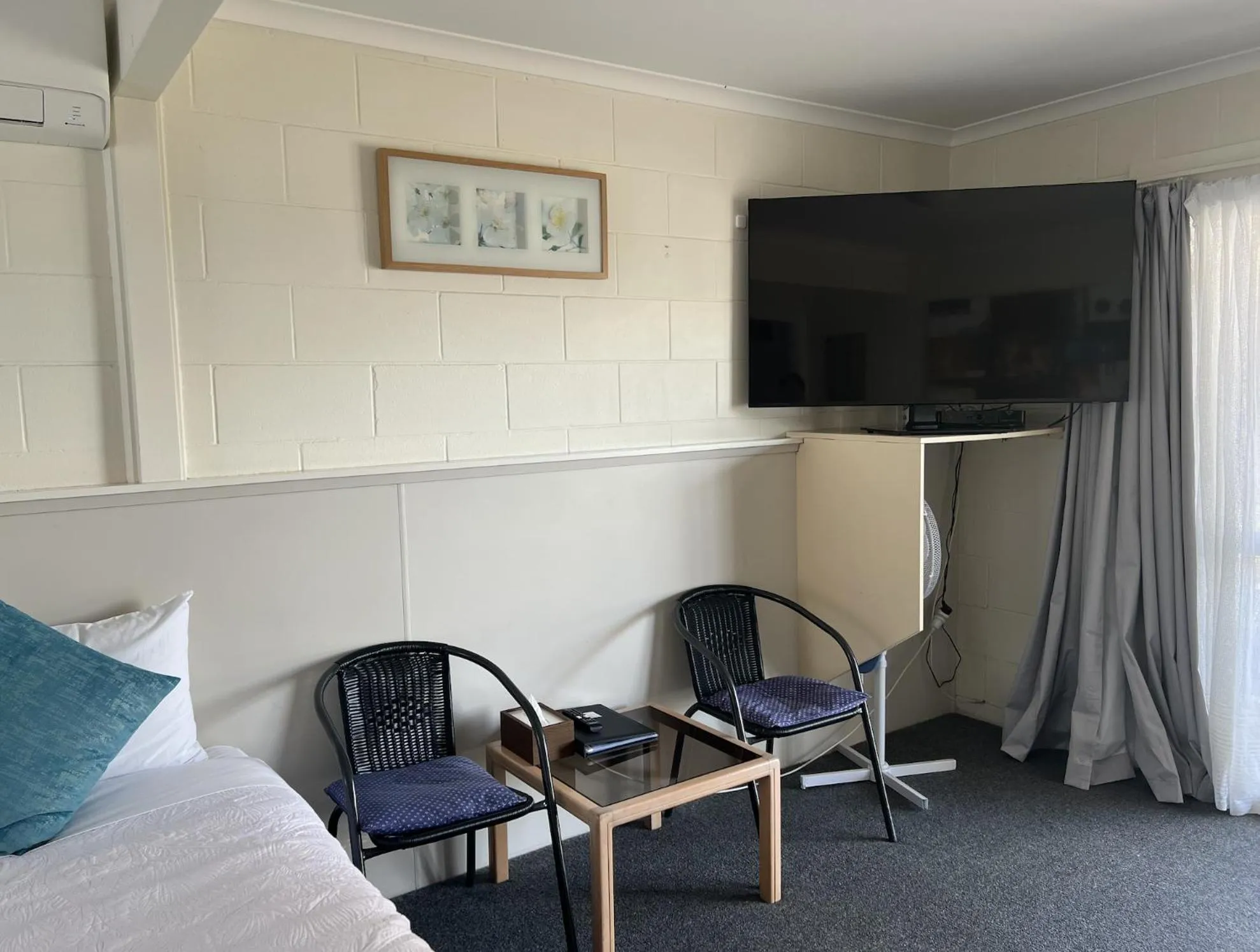 Seating area, Bed in Mountain View Motel