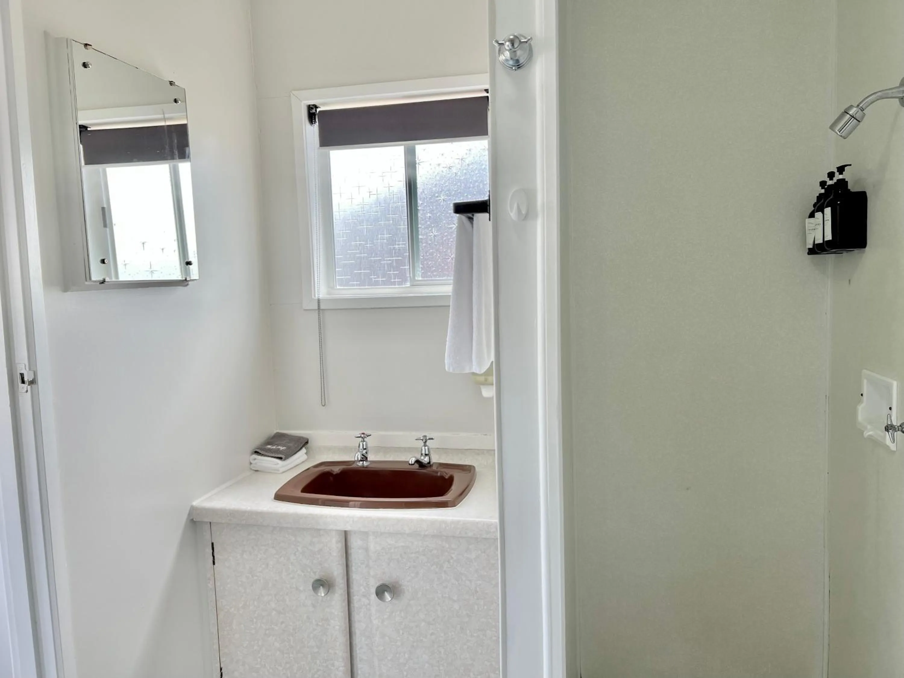 Shower in Mountain View Motel