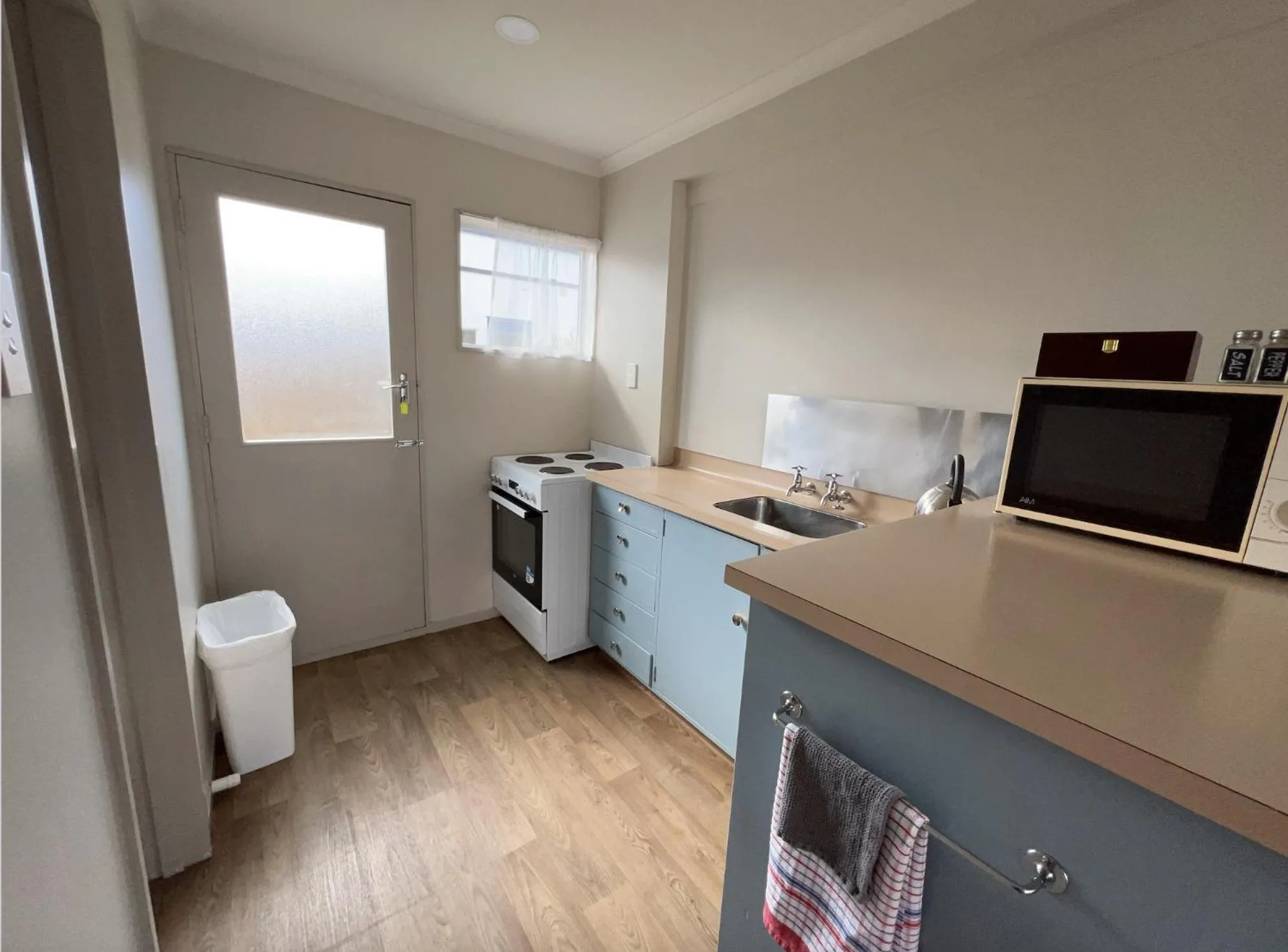 kitchen in Mountain View Motel