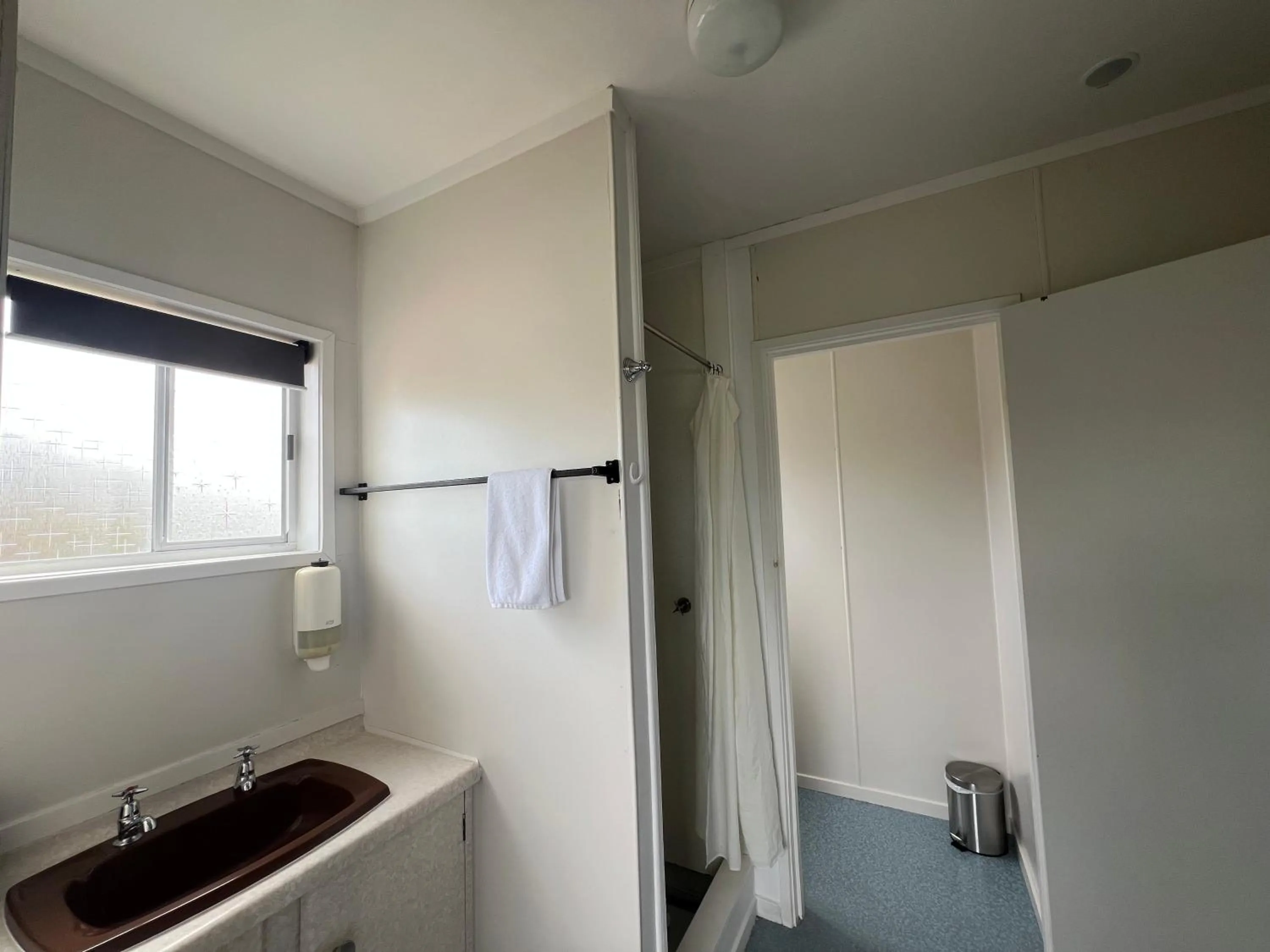 Bathroom in Mountain View Motel