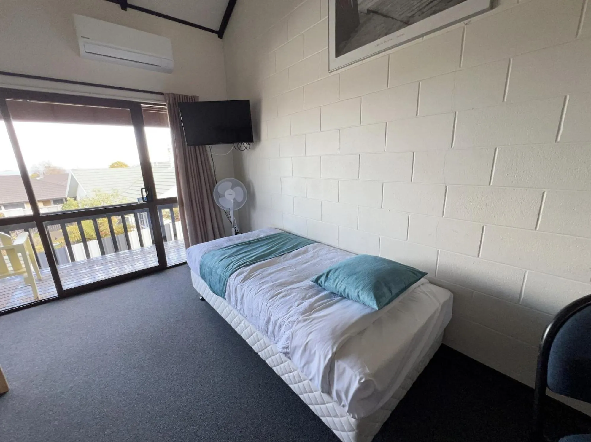 Bed in Mountain View Motel