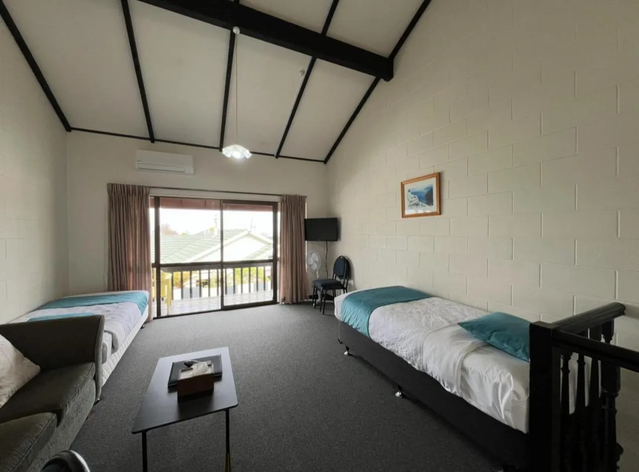 TV and multimedia, Bed in Mountain View Motel