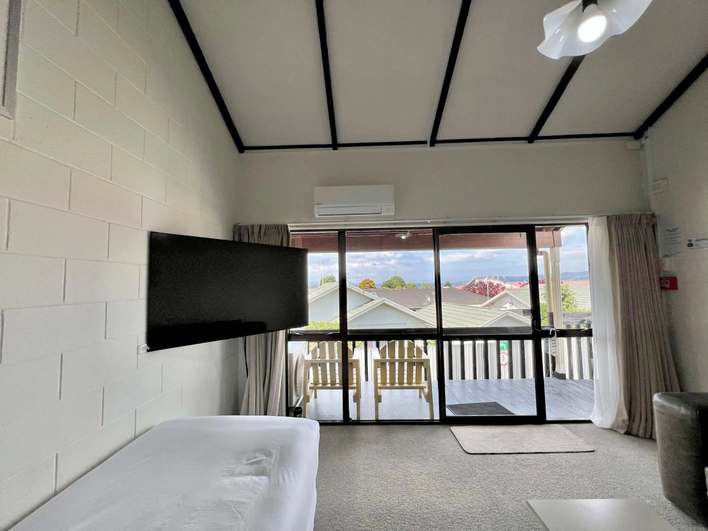 TV and multimedia, Bed in Mountain View Motel