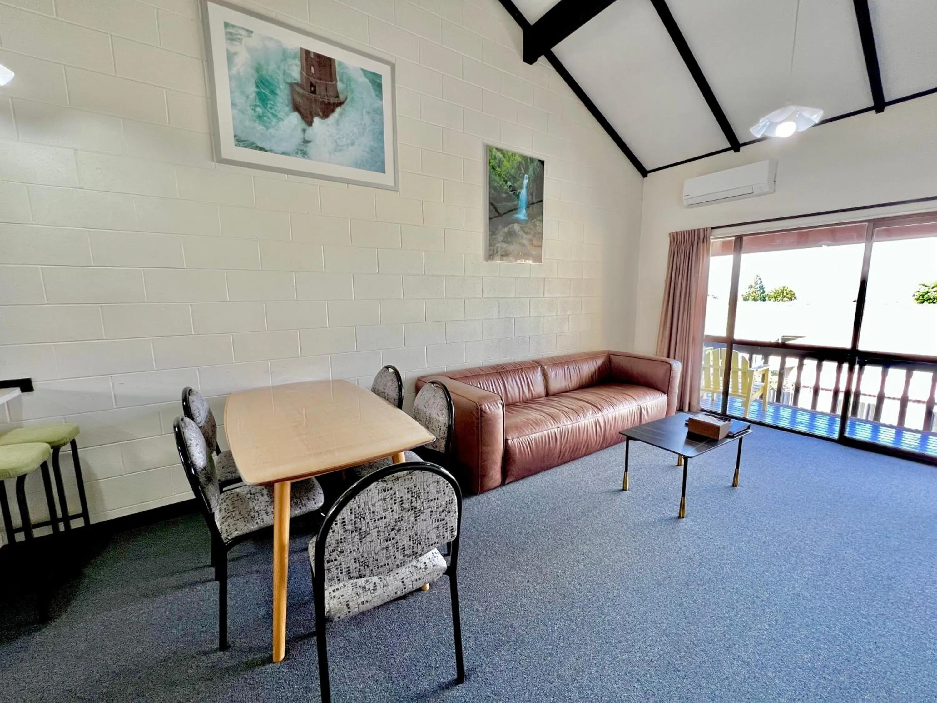 Living room in Mountain View Motel