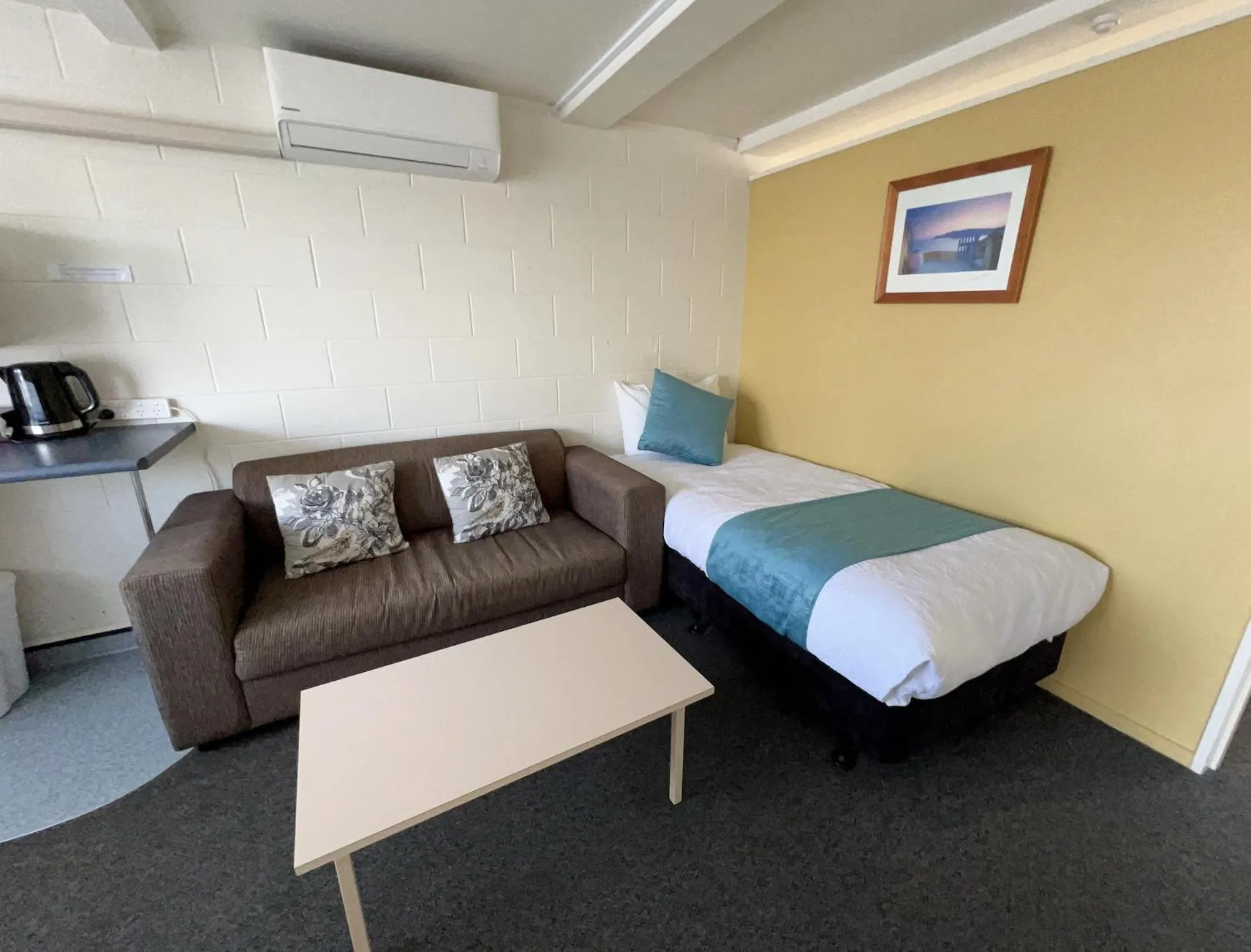 Bed in Mountain View Motel