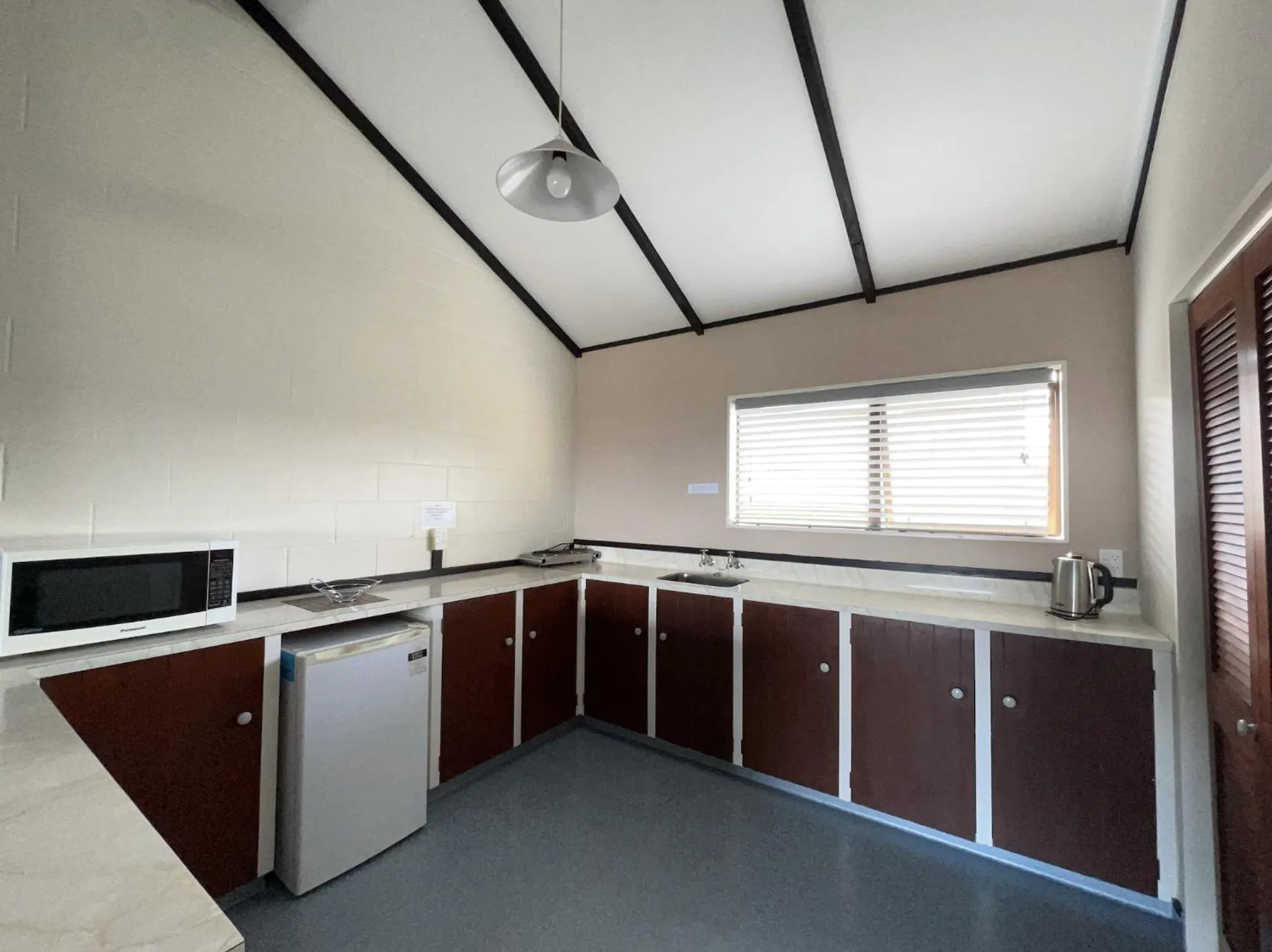 Kitchen or kitchenette in Mountain View Motel