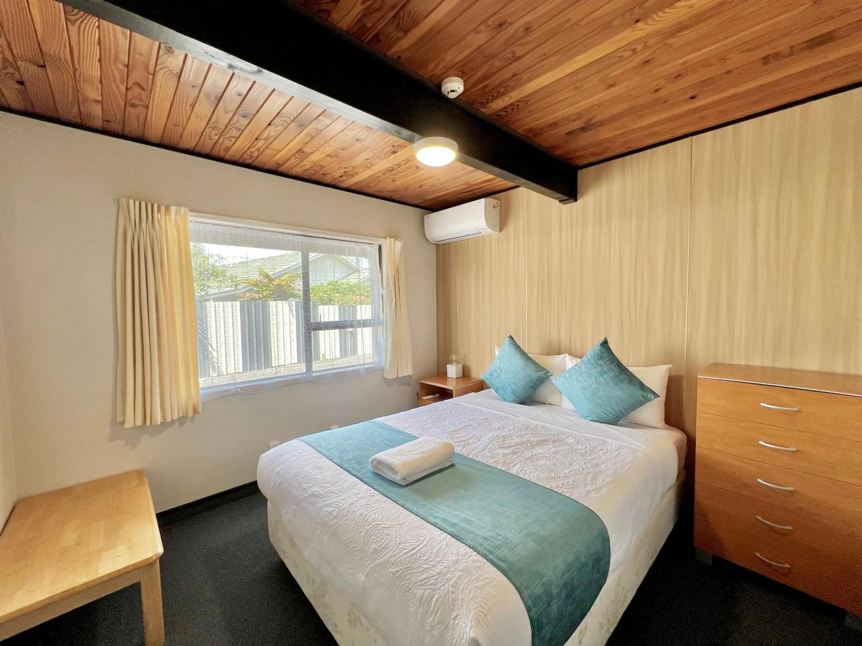 Bedroom, Bed in Mountain View Motel