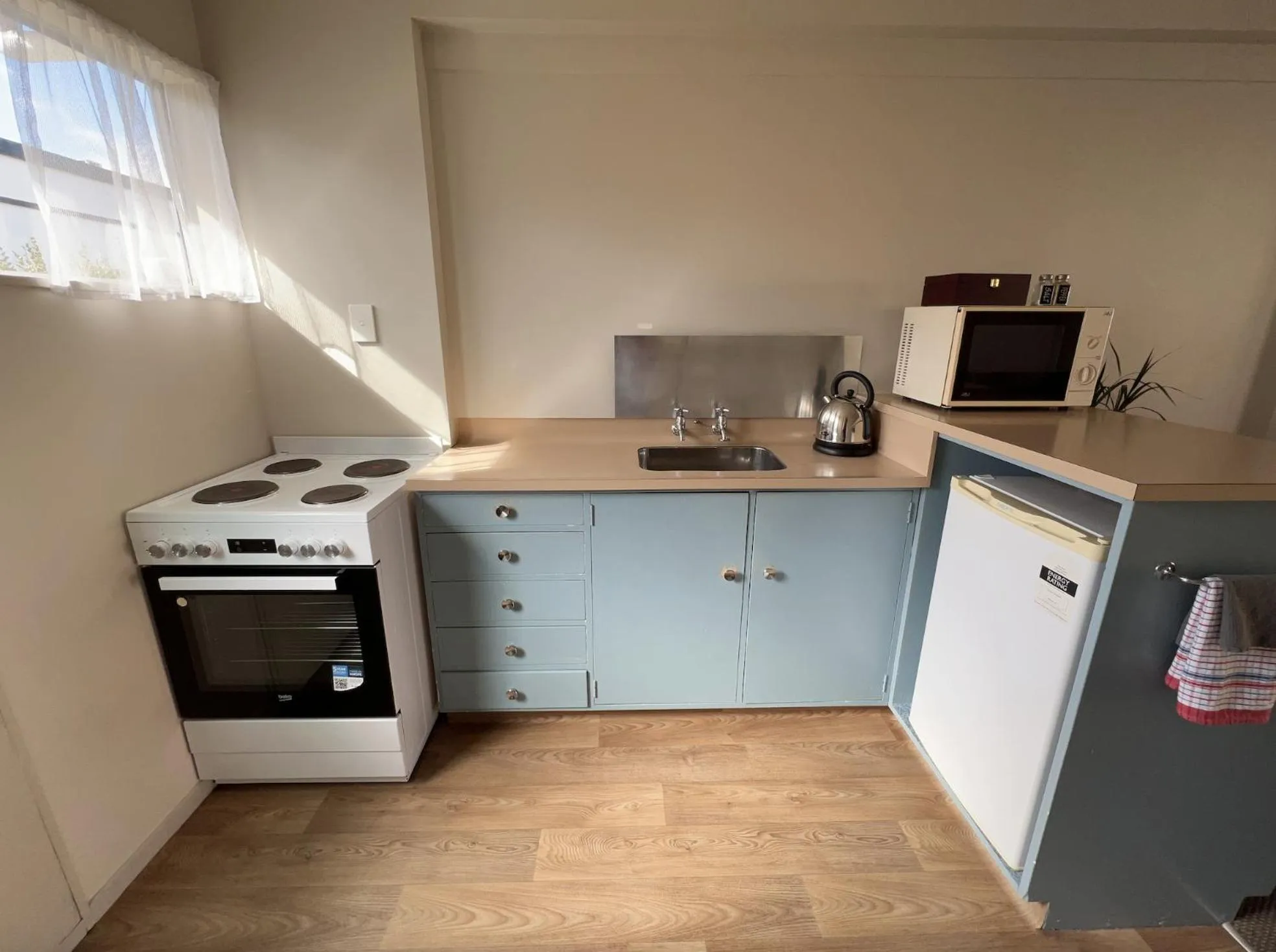 kitchen in Mountain View Motel