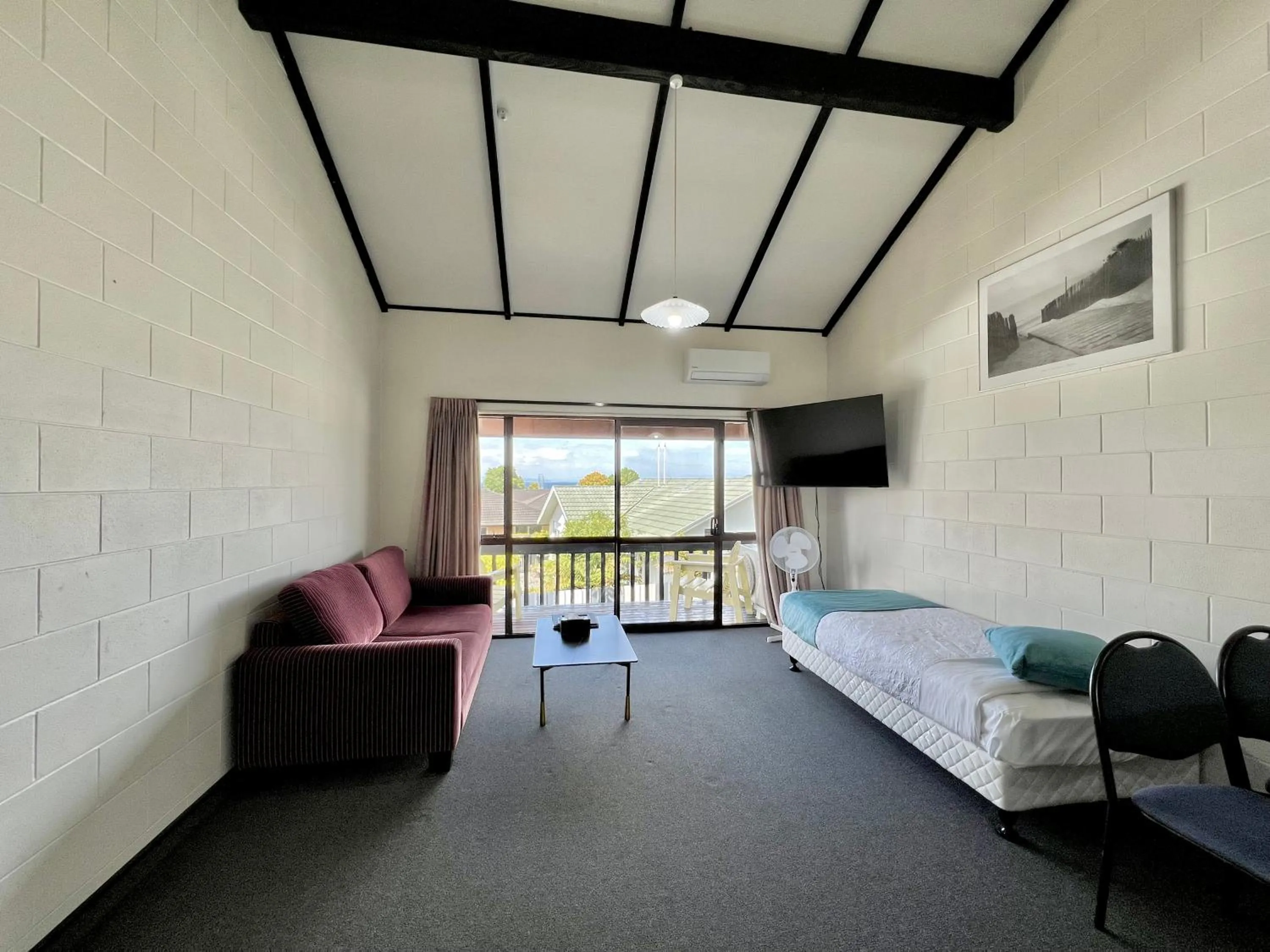 Living room in Mountain View Motel