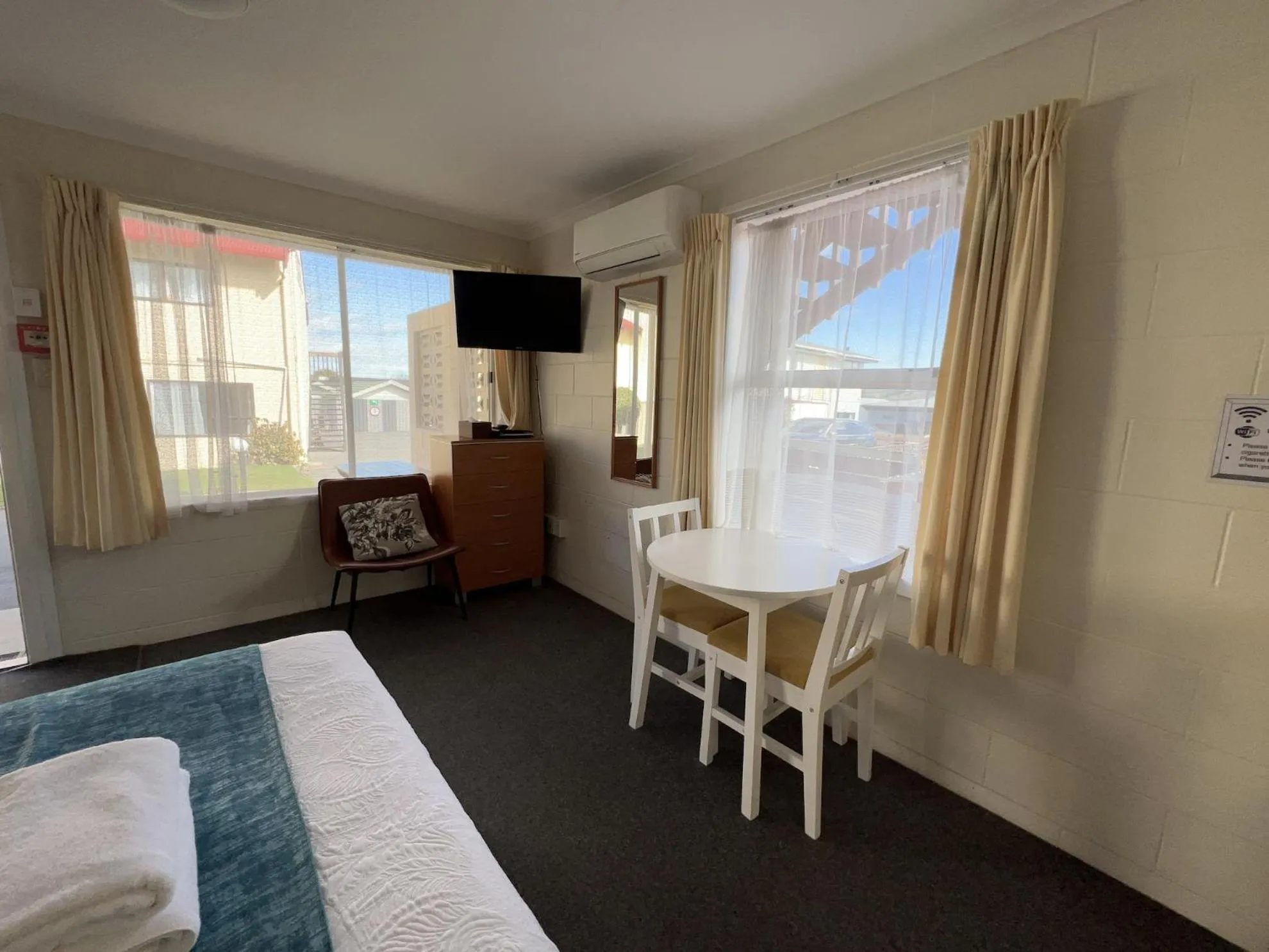 Seating area, Bed in Mountain View Motel