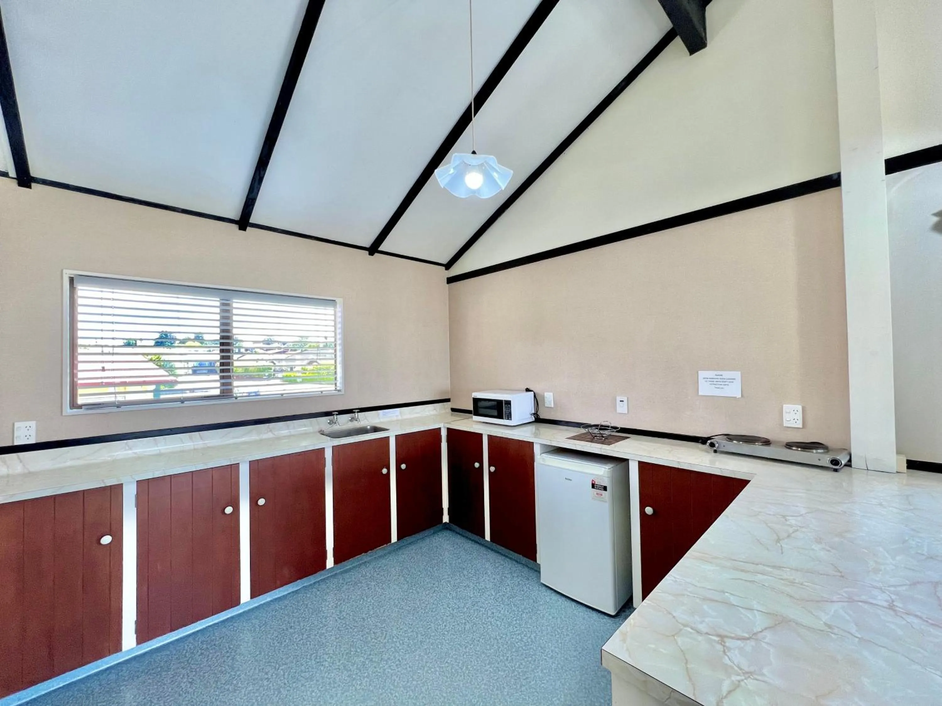 Kitchen or kitchenette in Mountain View Motel