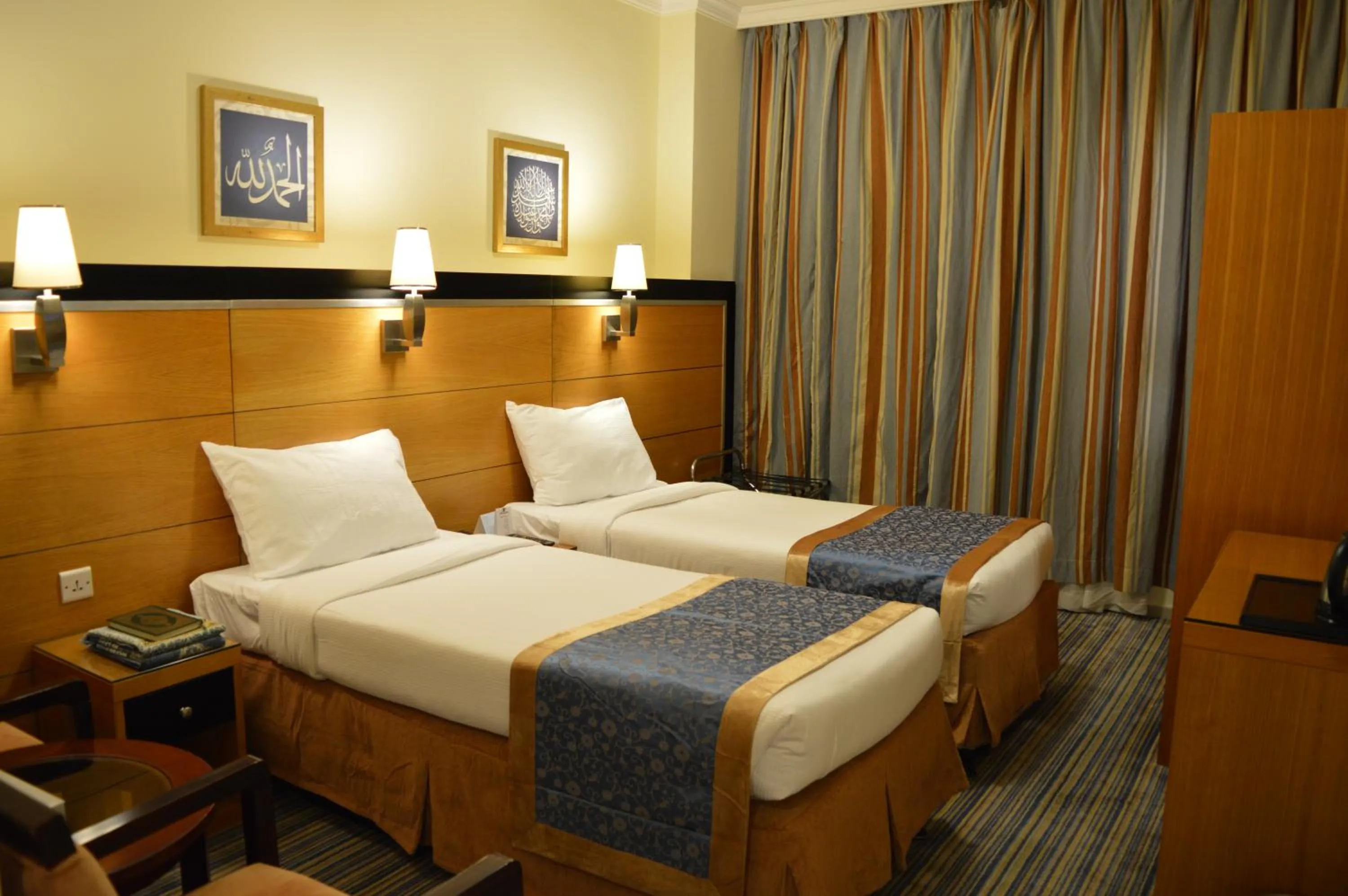 Photo of the whole room, Bed in Durrat Al Eiman Hotel