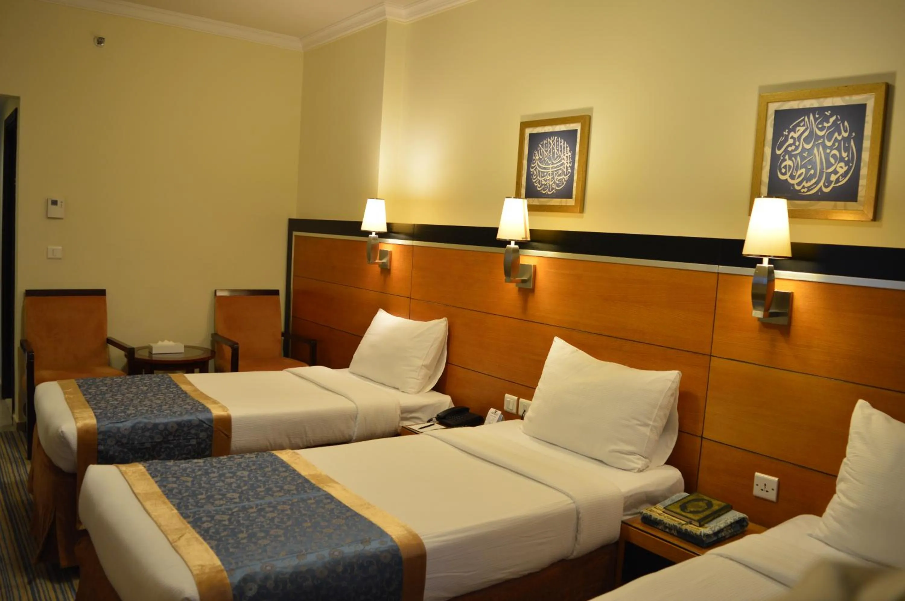 Photo of the whole room, Bed in Durrat Al Eiman Hotel