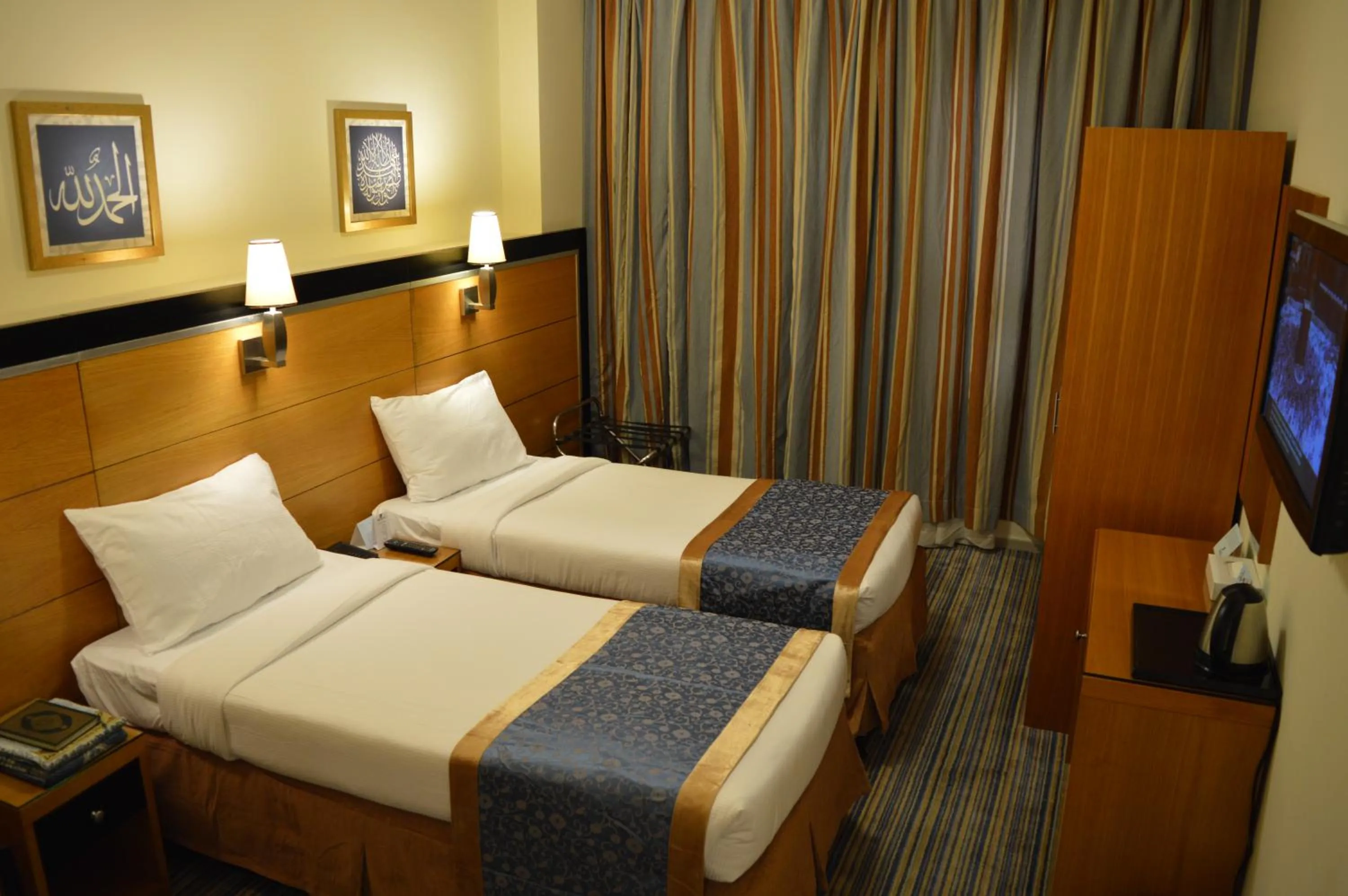 Photo of the whole room, Bed in Durrat Al Eiman Hotel