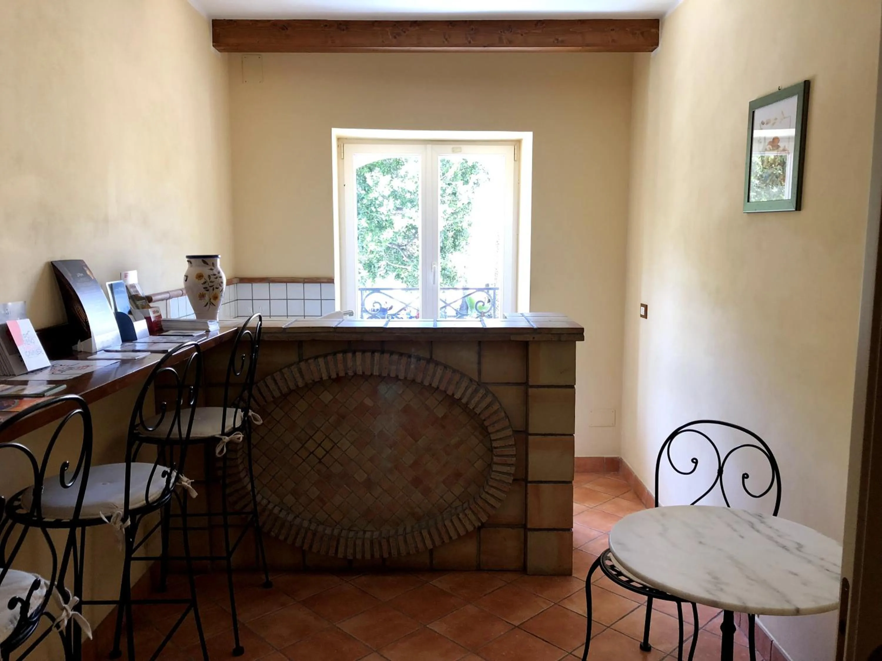 Communal lounge/ TV room in Apollo B&B