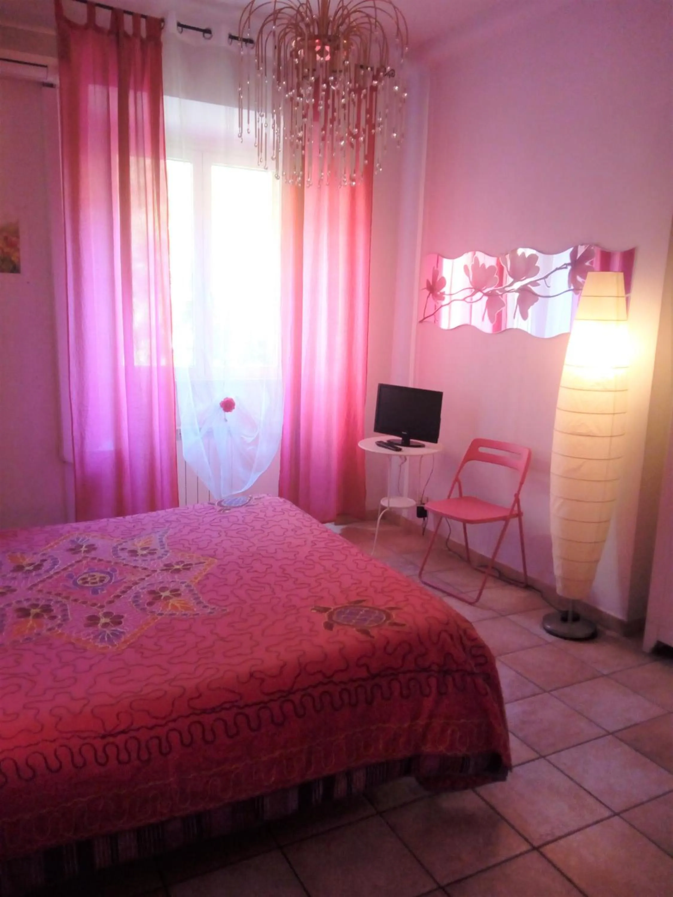 Photo of the whole room, Bed in Max House