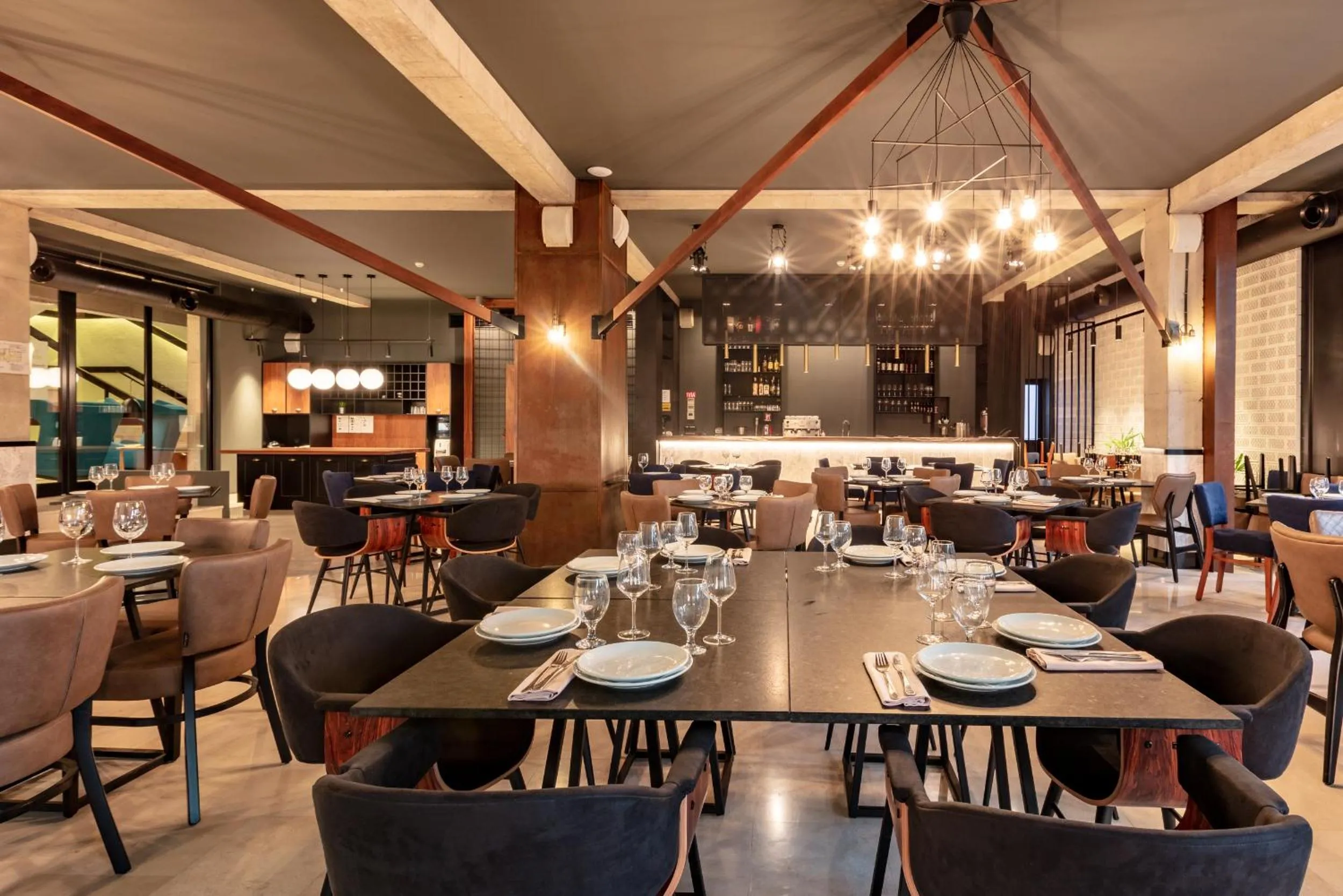 Restaurant/places to eat in Hotel Pela