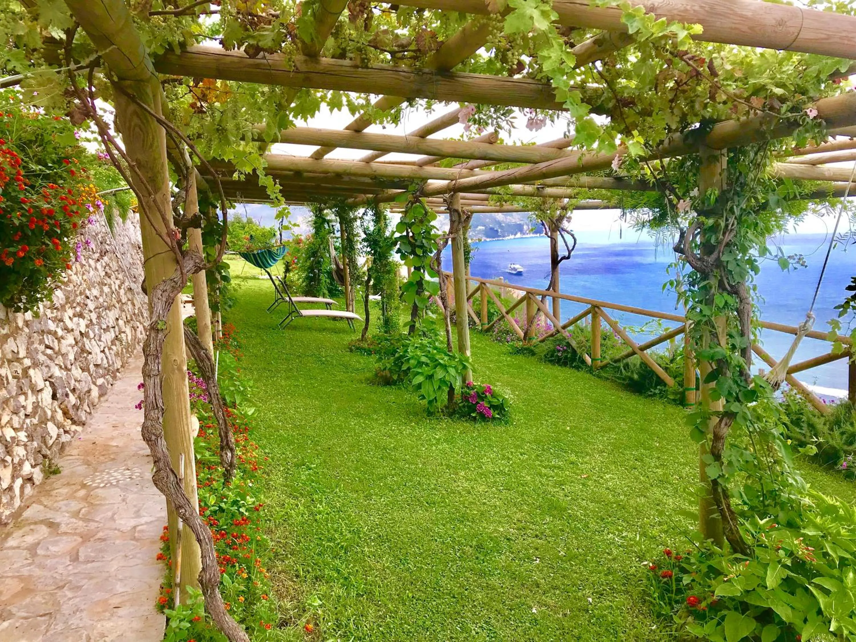 Garden in B&B Il Pavone