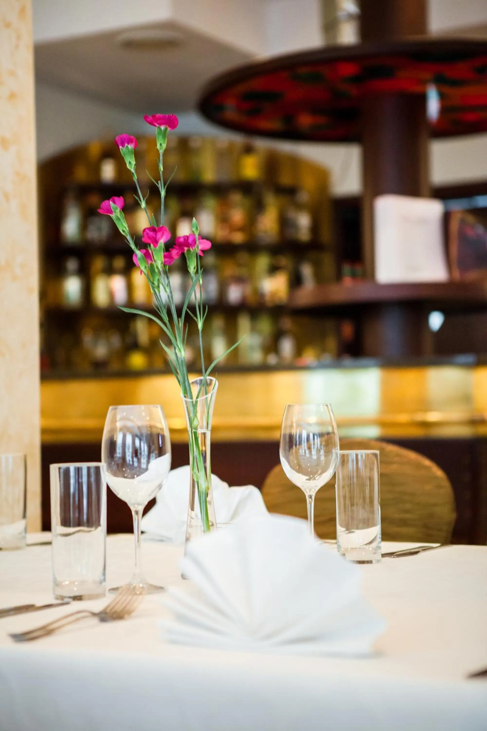 Restaurant/places to eat in Hotel Logos