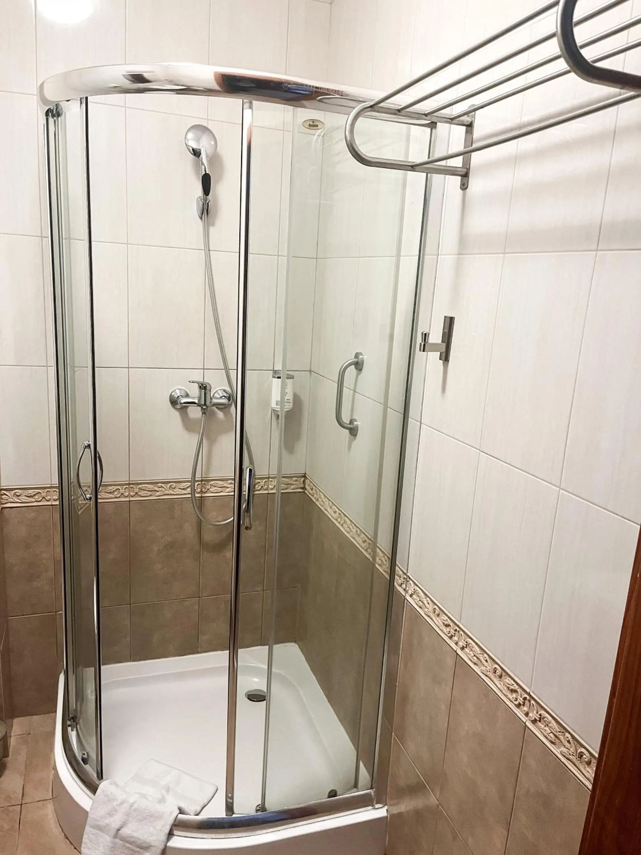 Shower in Hotel Logos